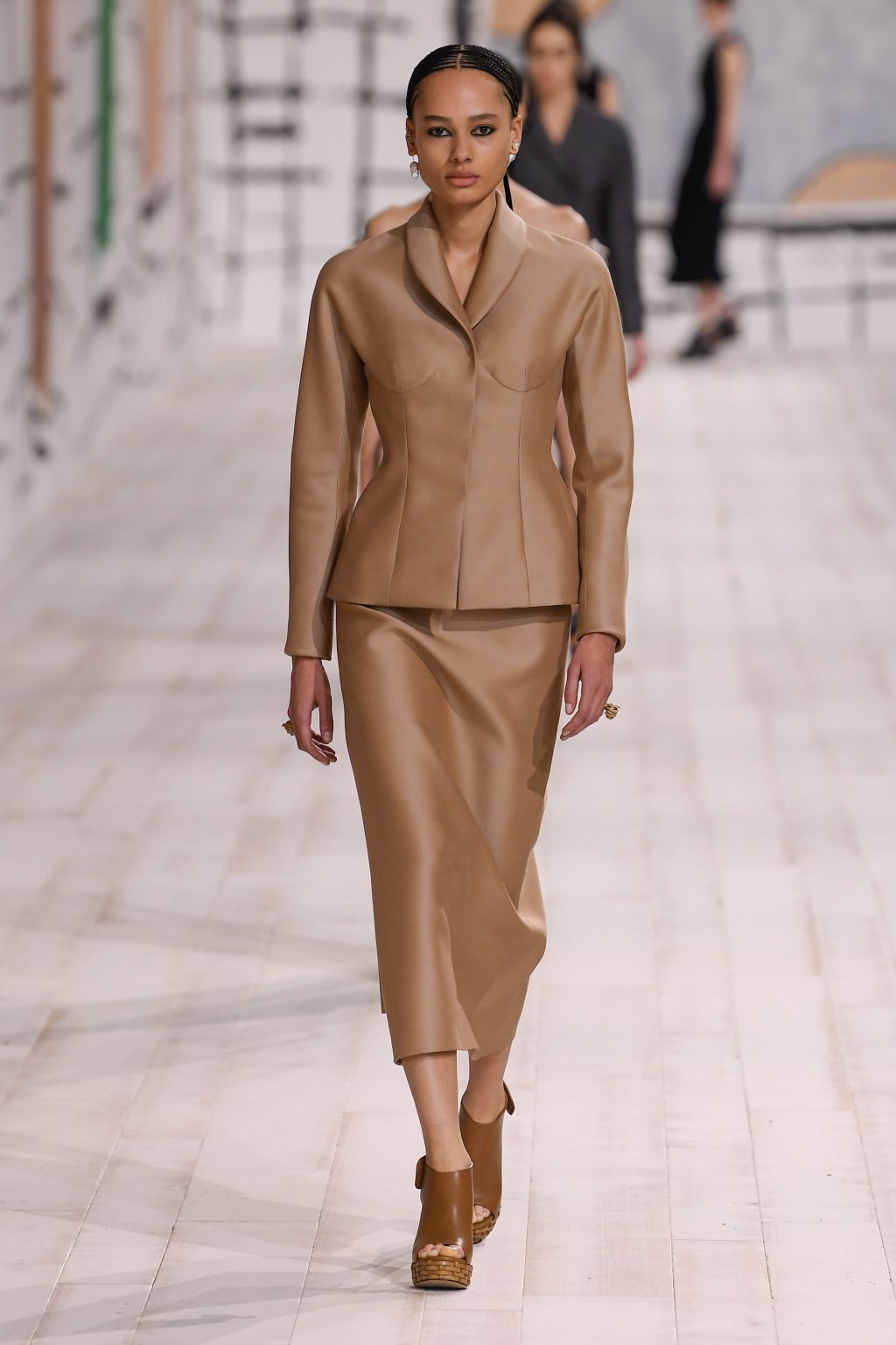 Dior, дизайнер Кьюрид "Баярлалаа" гэж хэллээ (фото 9)