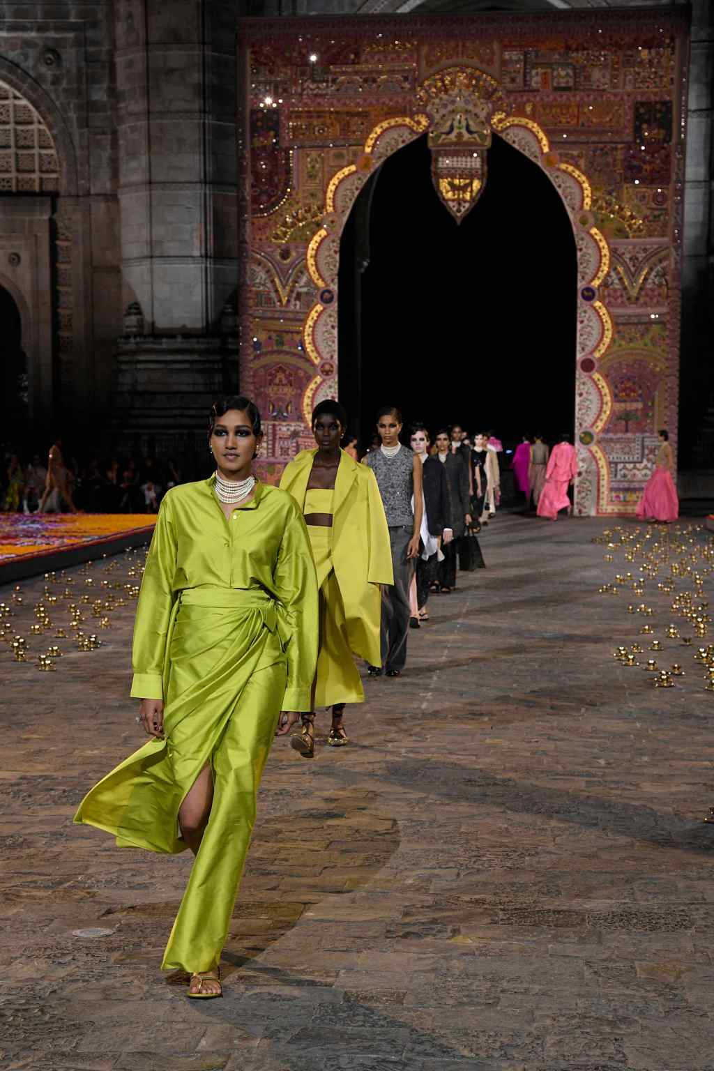 Dior, дизайнер Кьюрид "Баярлалаа" гэж хэллээ (фото 10)