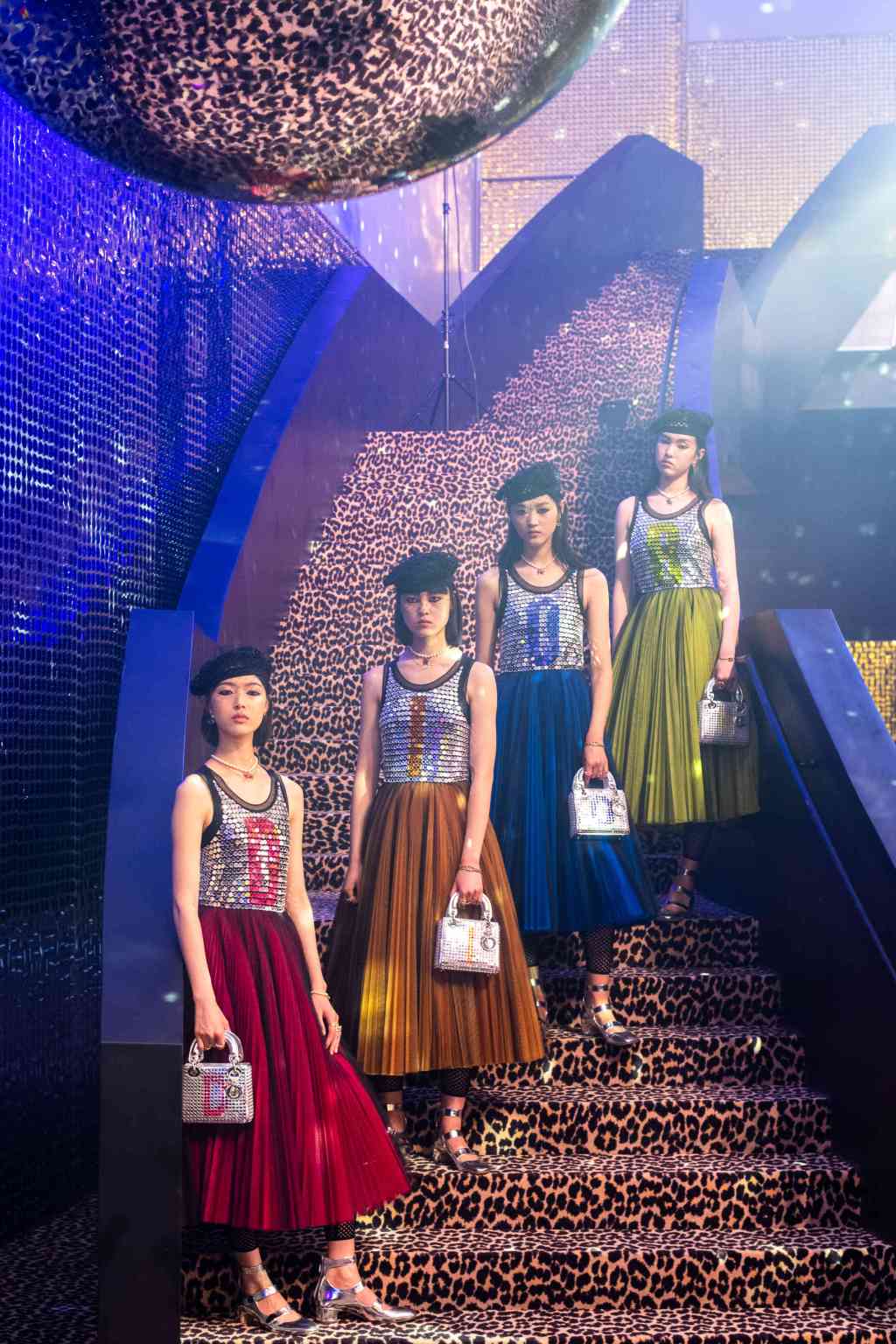 Dior, дизайнер Кьюрид "Баярлалаа" гэж хэллээ (фото 16)