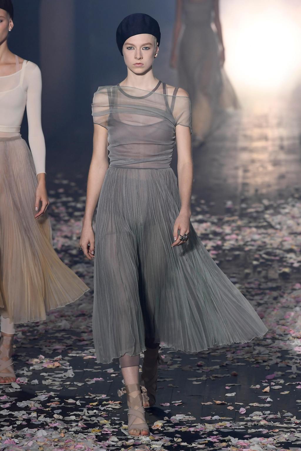 Dior, дизайнер Кьюрид "Баярлалаа" гэж хэллээ (фото 25)