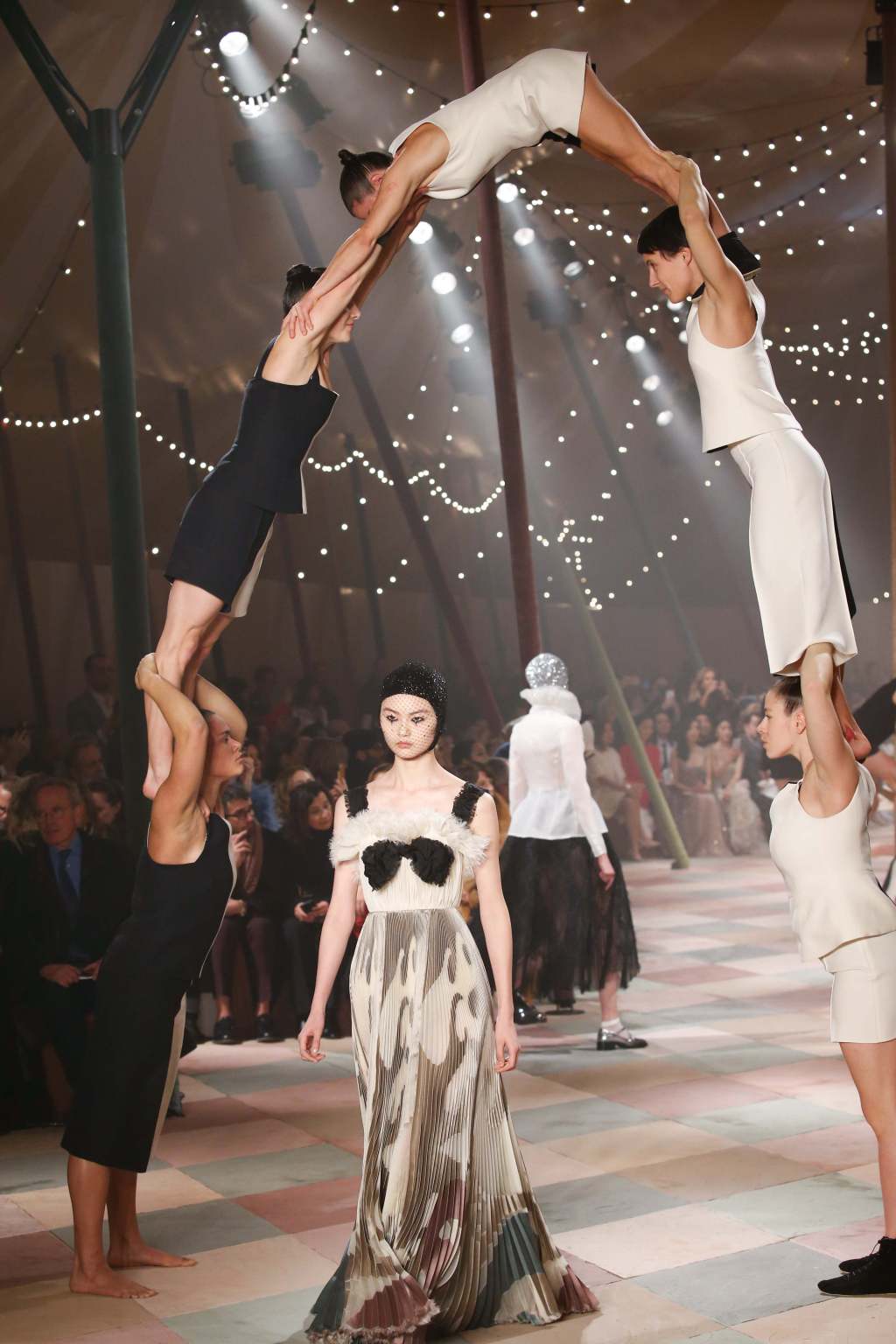 Dior, дизайнер Кьюрид "Баярлалаа" гэж хэллээ (фото 23)