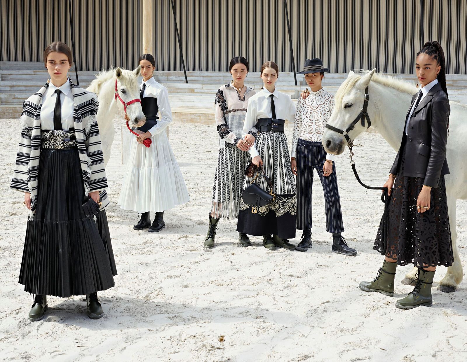 Dior, дизайнер Кьюрид "Баярлалаа" гэж хэллээ (фото 27)