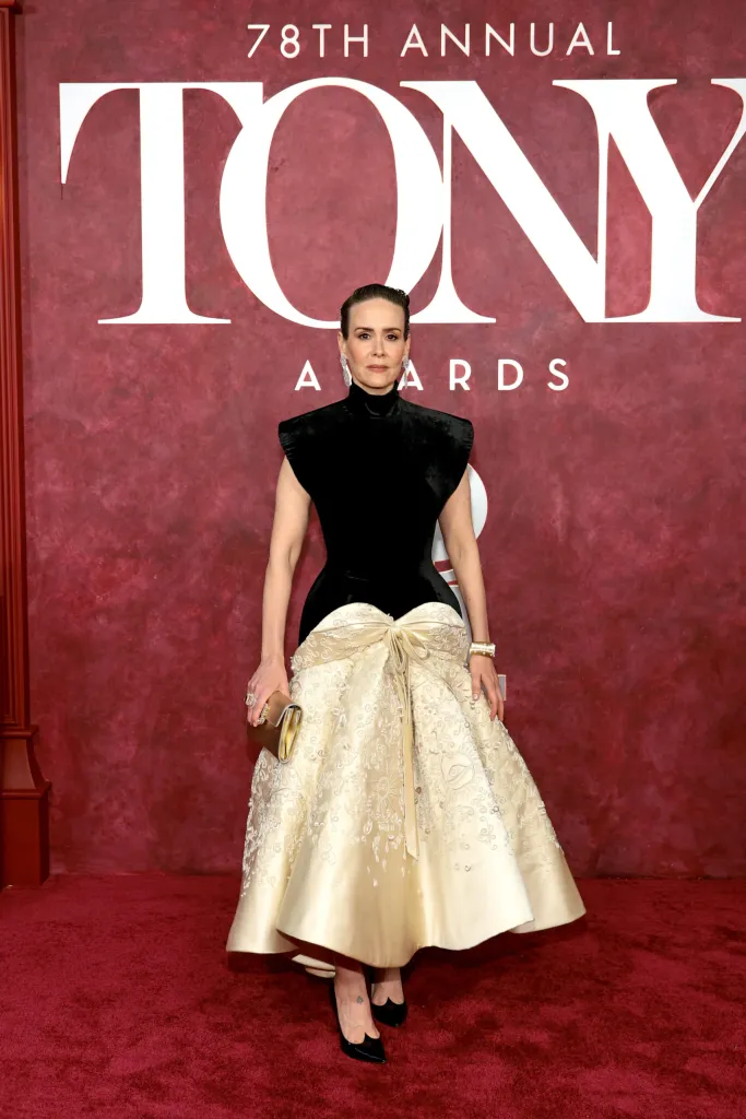 Tony Awards 2025: Улаан хивсний ёслол дээрх шилдэг төрхүүд (фото 6)