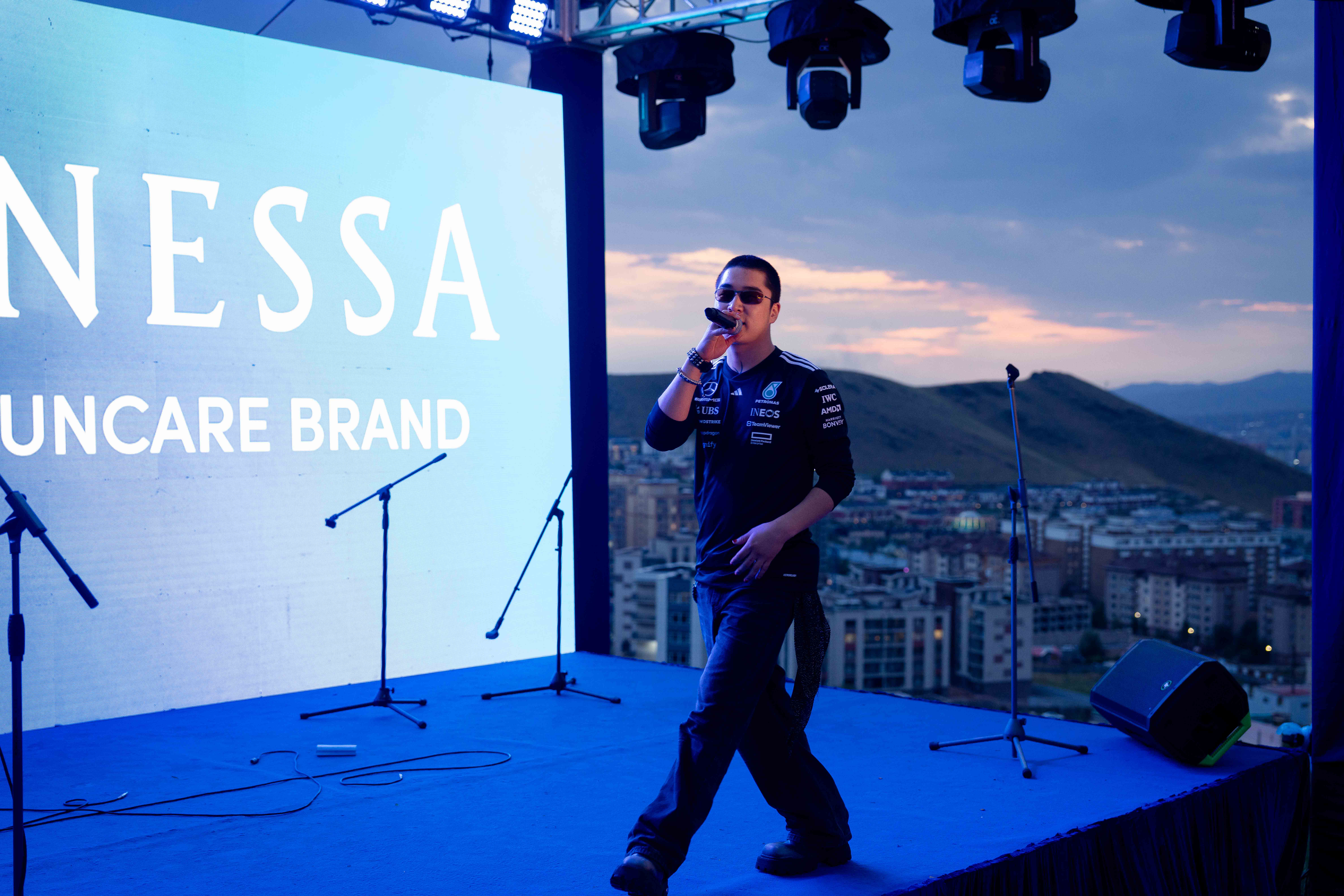 Японы Anessa брэндийн нээлтийн арга хэмжээг дотроос нь харцгаая (фото 22)