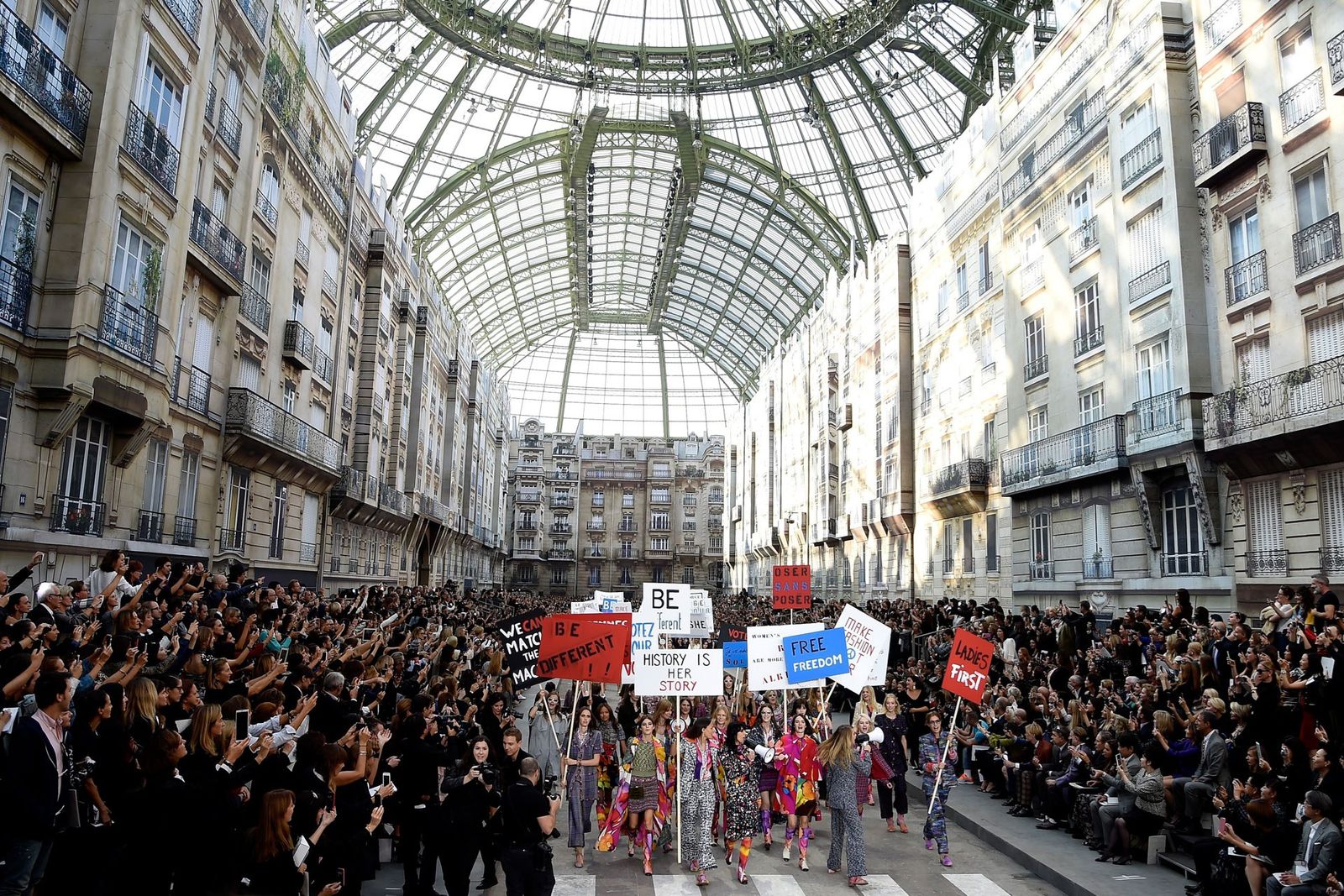 Grand Palais ордонд зохион байгуулагддаг Chanel брэндийн нүсэр шоунууд (фото 9)