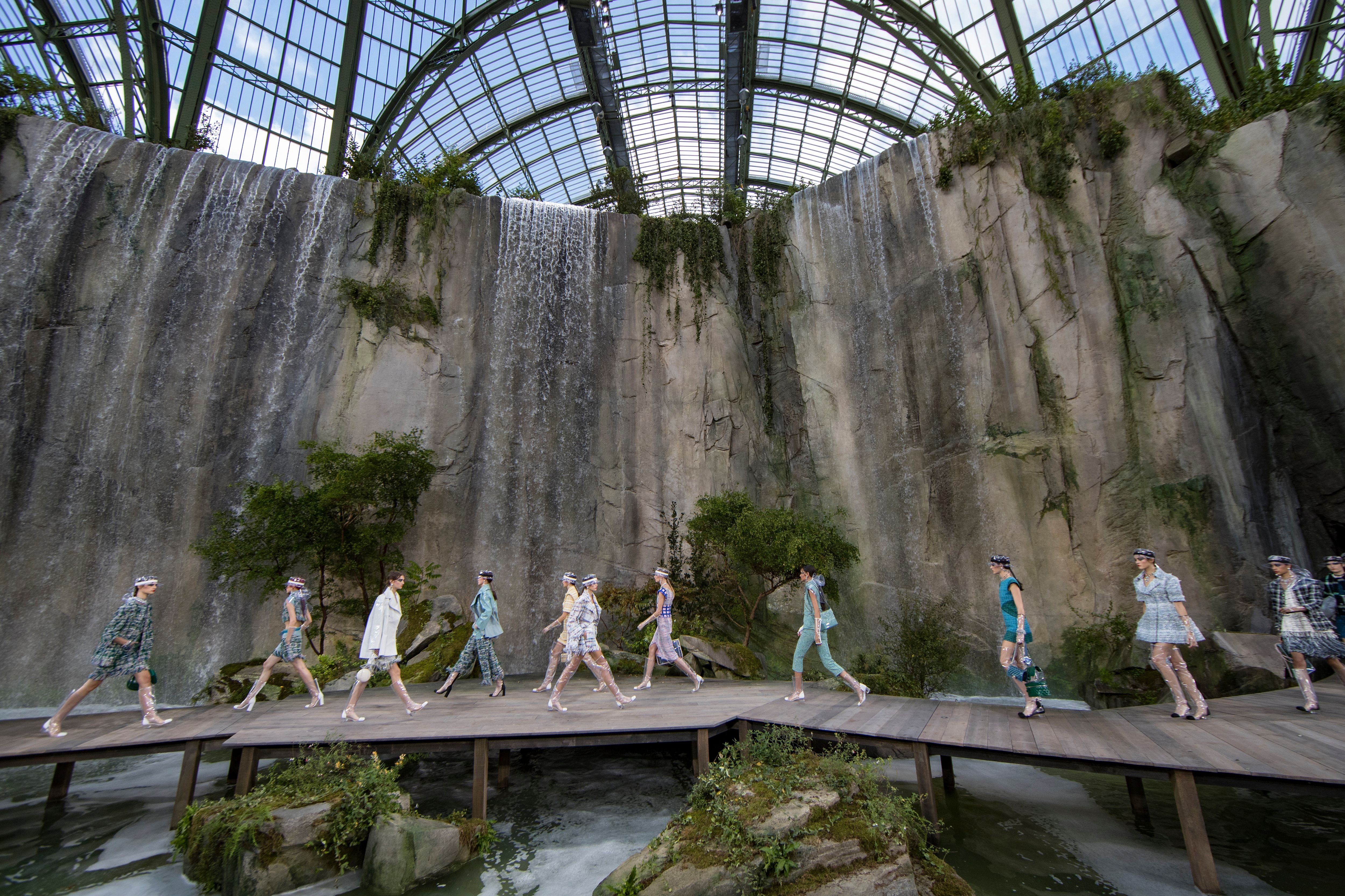 Grand Palais ордонд зохион байгуулагддаг Chanel брэндийн нүсэр шоунууд (фото 15)