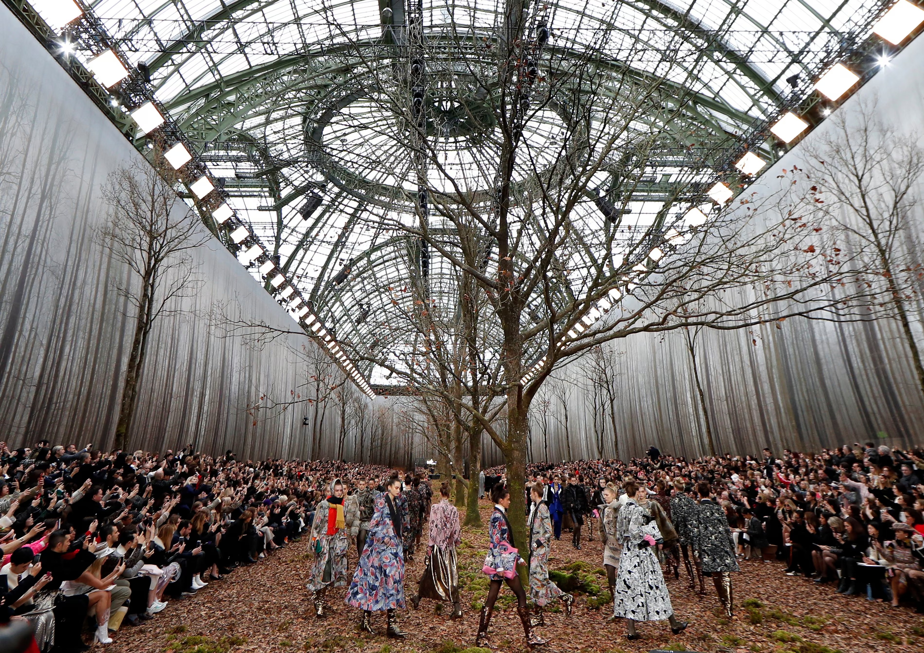 Grand Palais ордонд зохион байгуулагддаг Chanel брэндийн нүсэр шоунууд (фото 18)