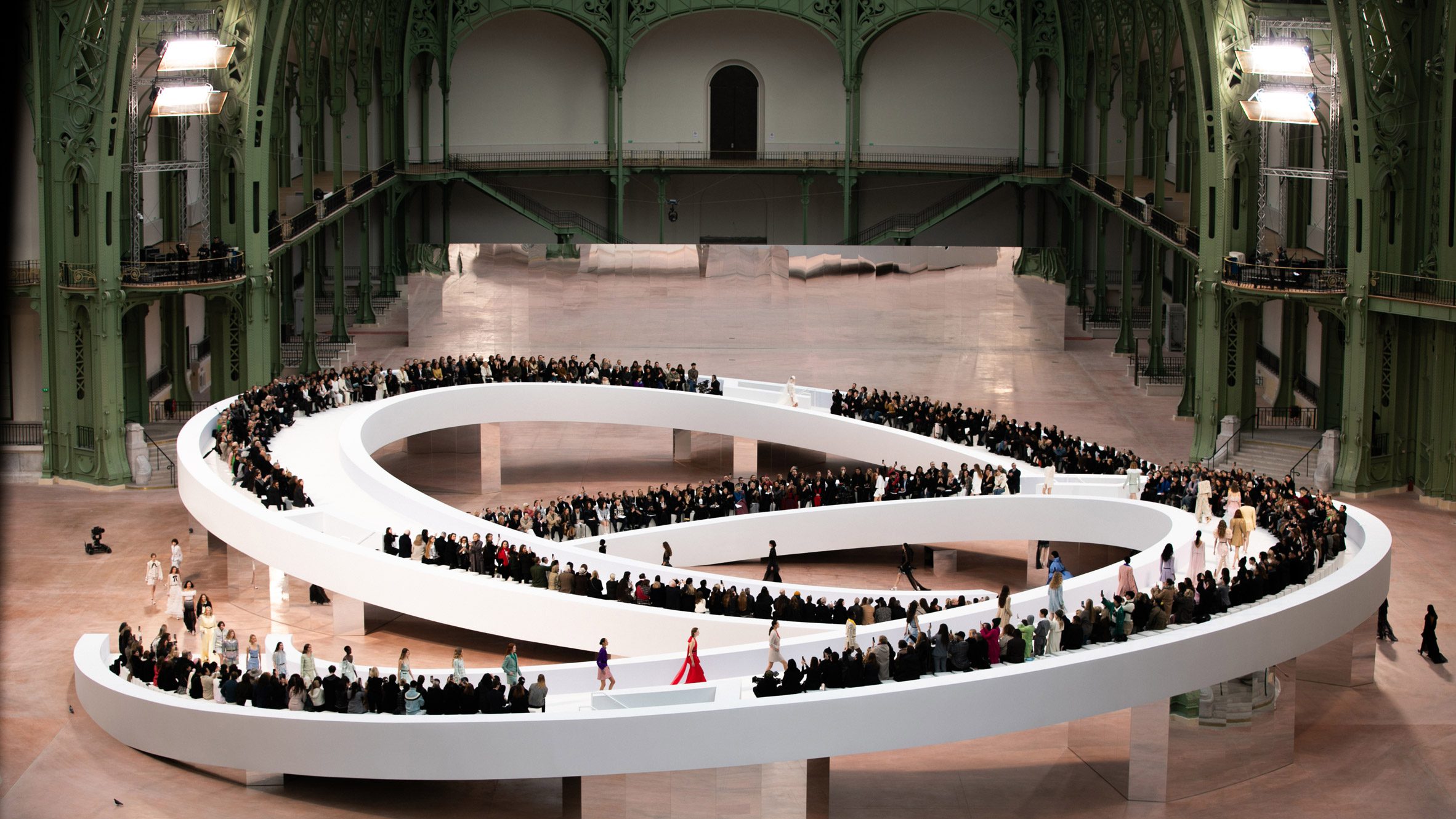 Grand Palais ордонд зохион байгуулагддаг Chanel брэндийн нүсэр шоунууд (фото 23)