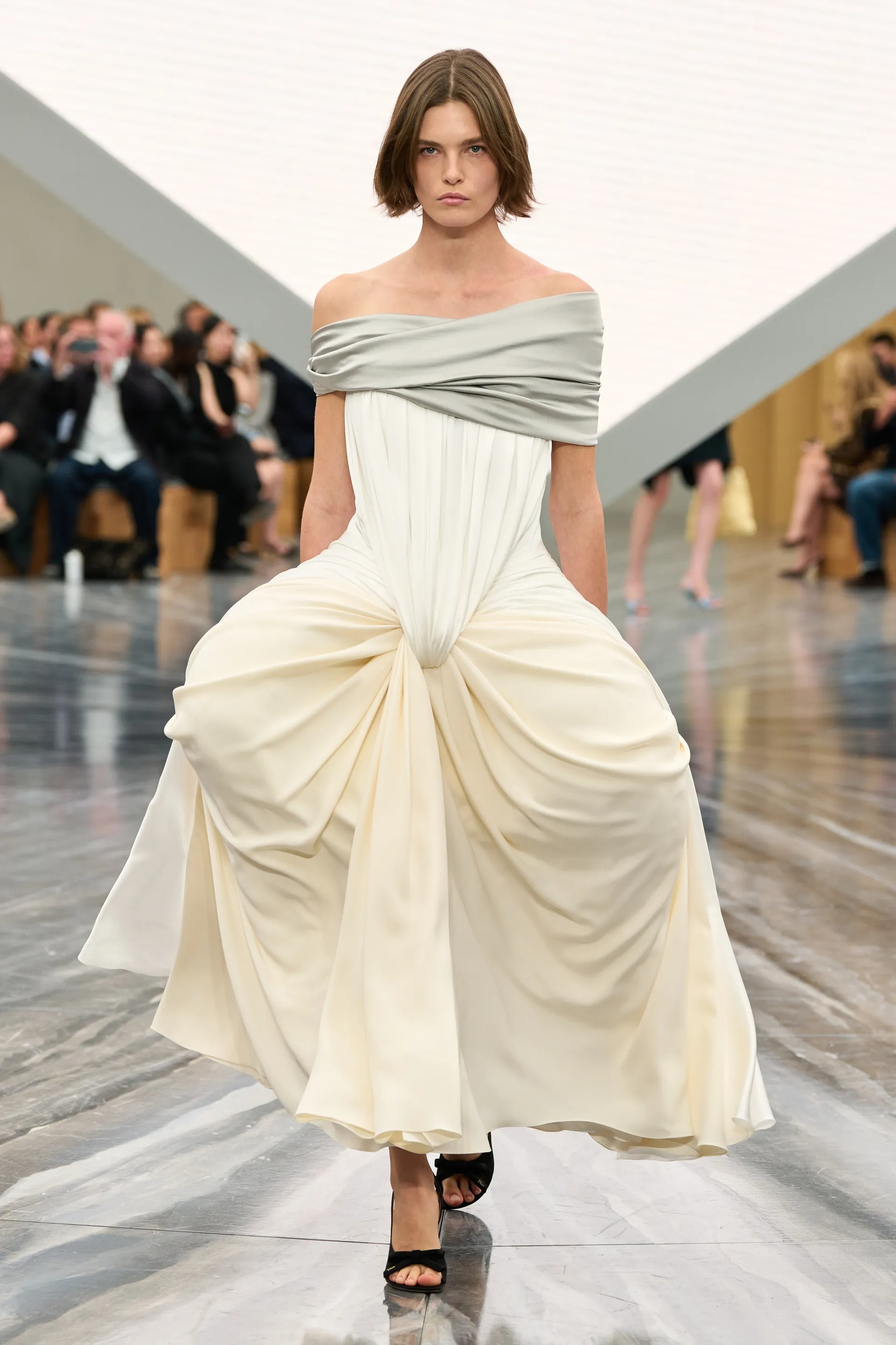 Жонатан Андерсон Dior-ийн үе үеийн дизайнеруудыг эргэн дурсах шиг боллоо (фото 1)