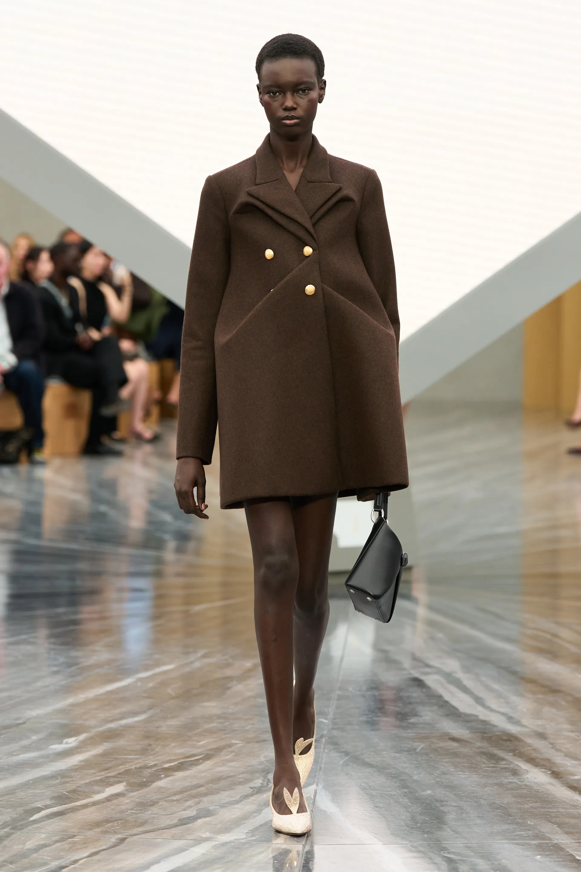 Жонатан Андерсон Dior-ийн үе үеийн дизайнеруудыг эргэн дурсах шиг боллоо (фото 7)