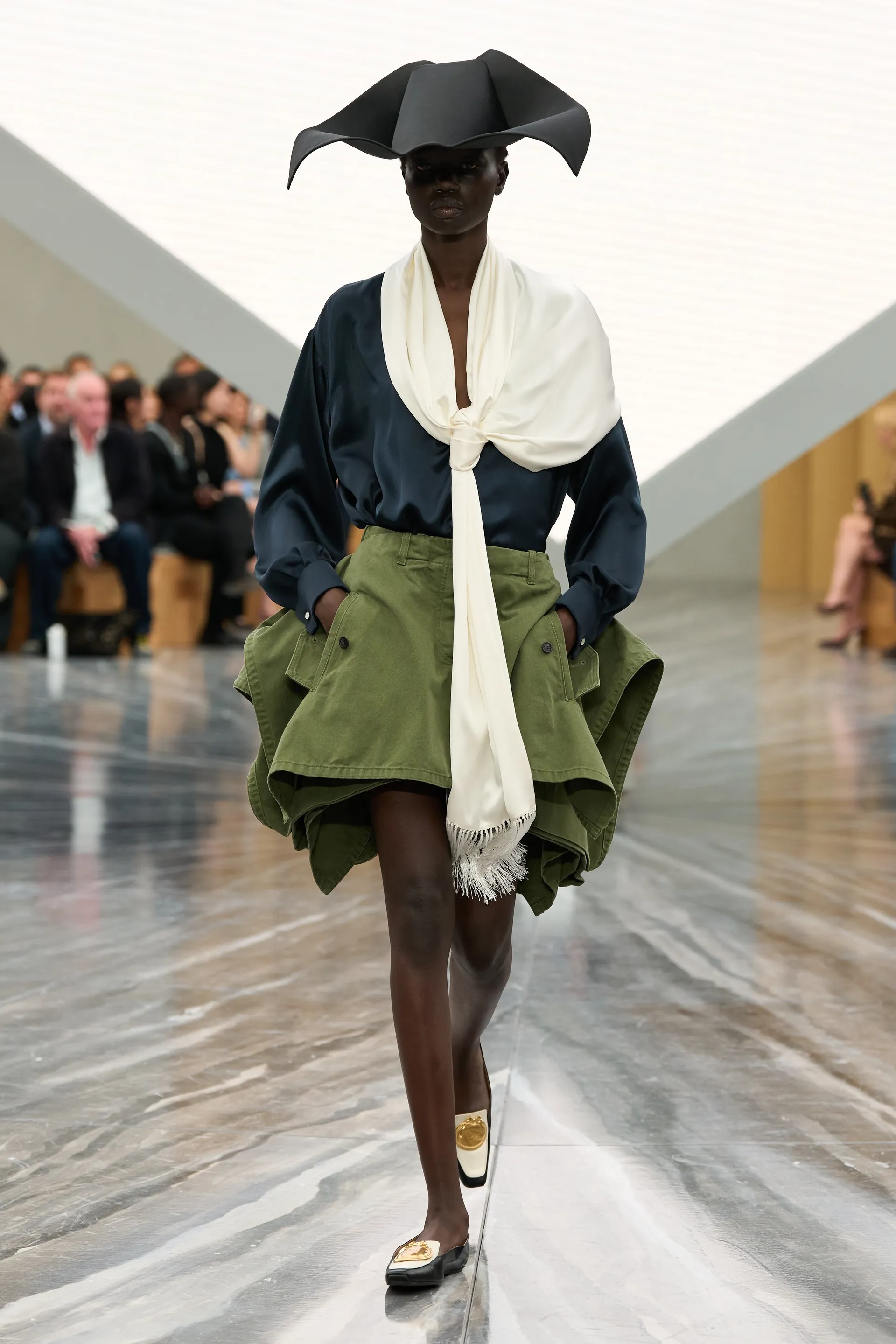 Жонатан Андерсон Dior-ийн үе үеийн дизайнеруудыг эргэн дурсах шиг боллоо (фото 12)