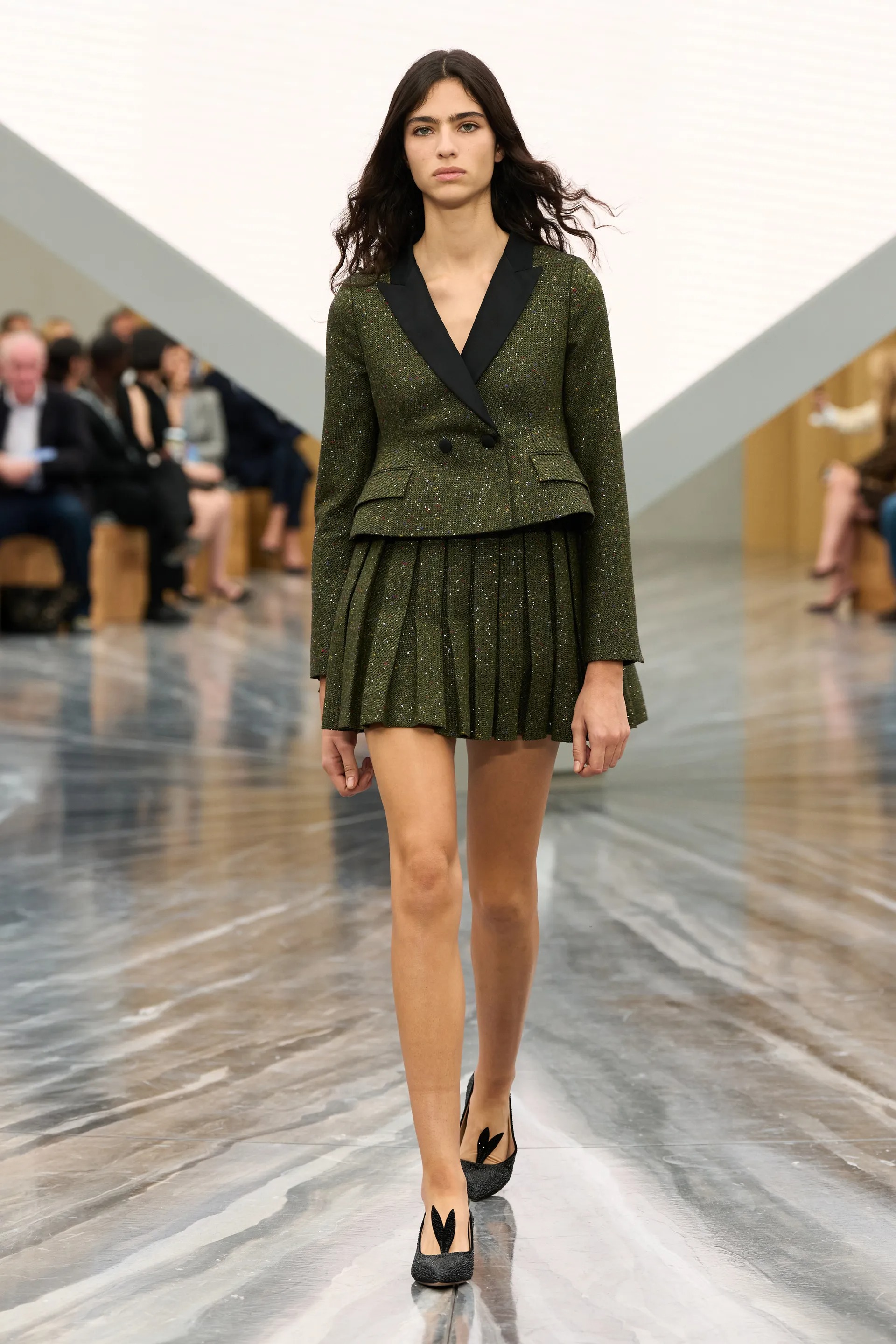 Жонатан Андерсон Dior-ийн үе үеийн дизайнеруудыг эргэн дурсах шиг боллоо (фото 14)