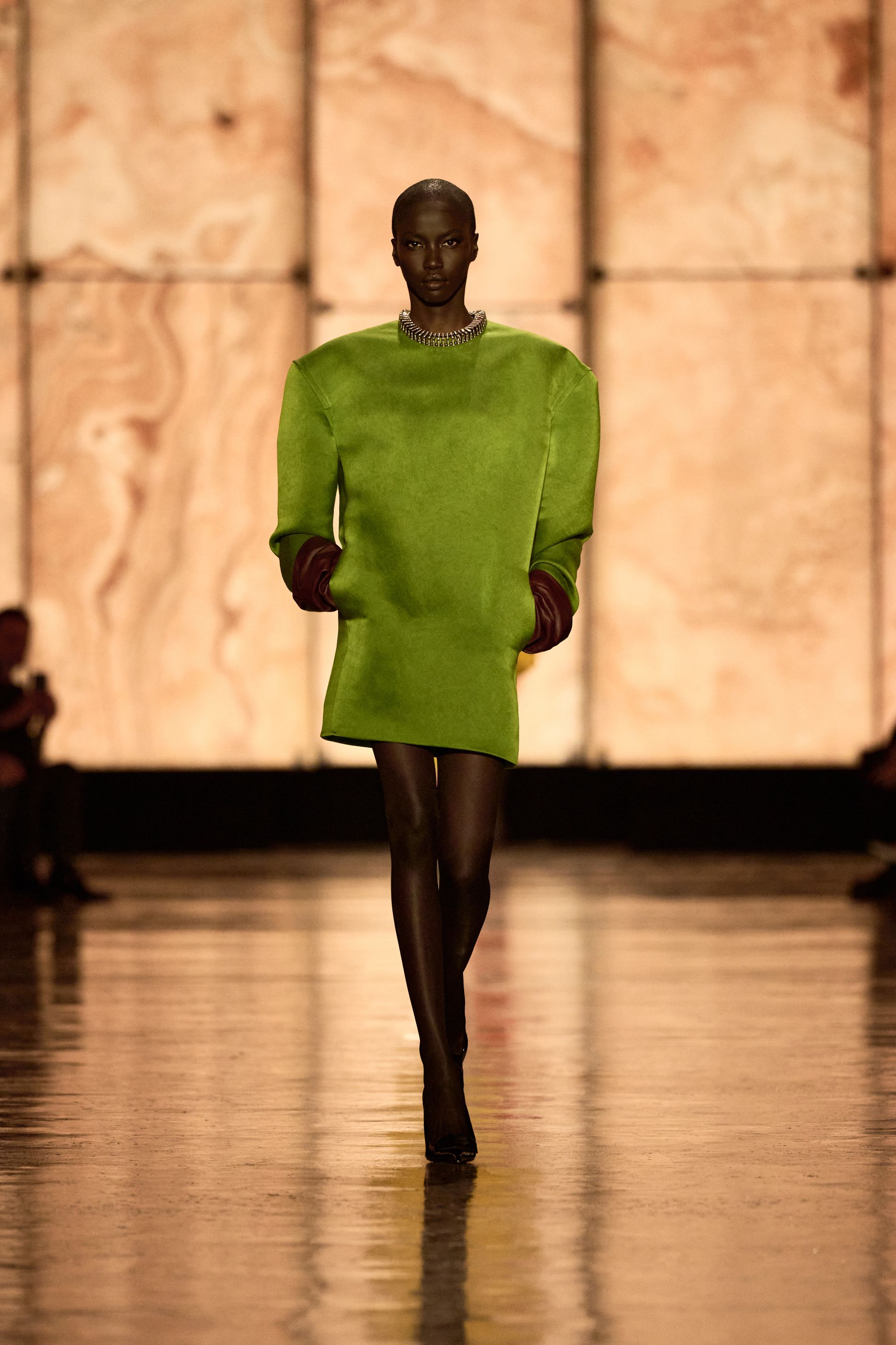 Өнгөт арьст, богино үст моделиуд энэ жилийн голлох загварыг өмслөө (фото 4)