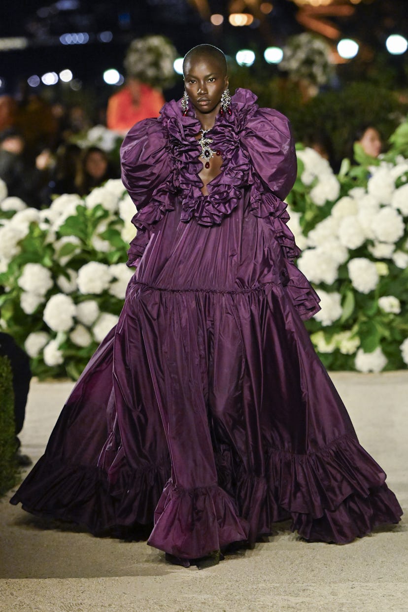 Өнгөт арьст, богино үст моделиуд энэ жилийн голлох загварыг өмслөө (фото 6)