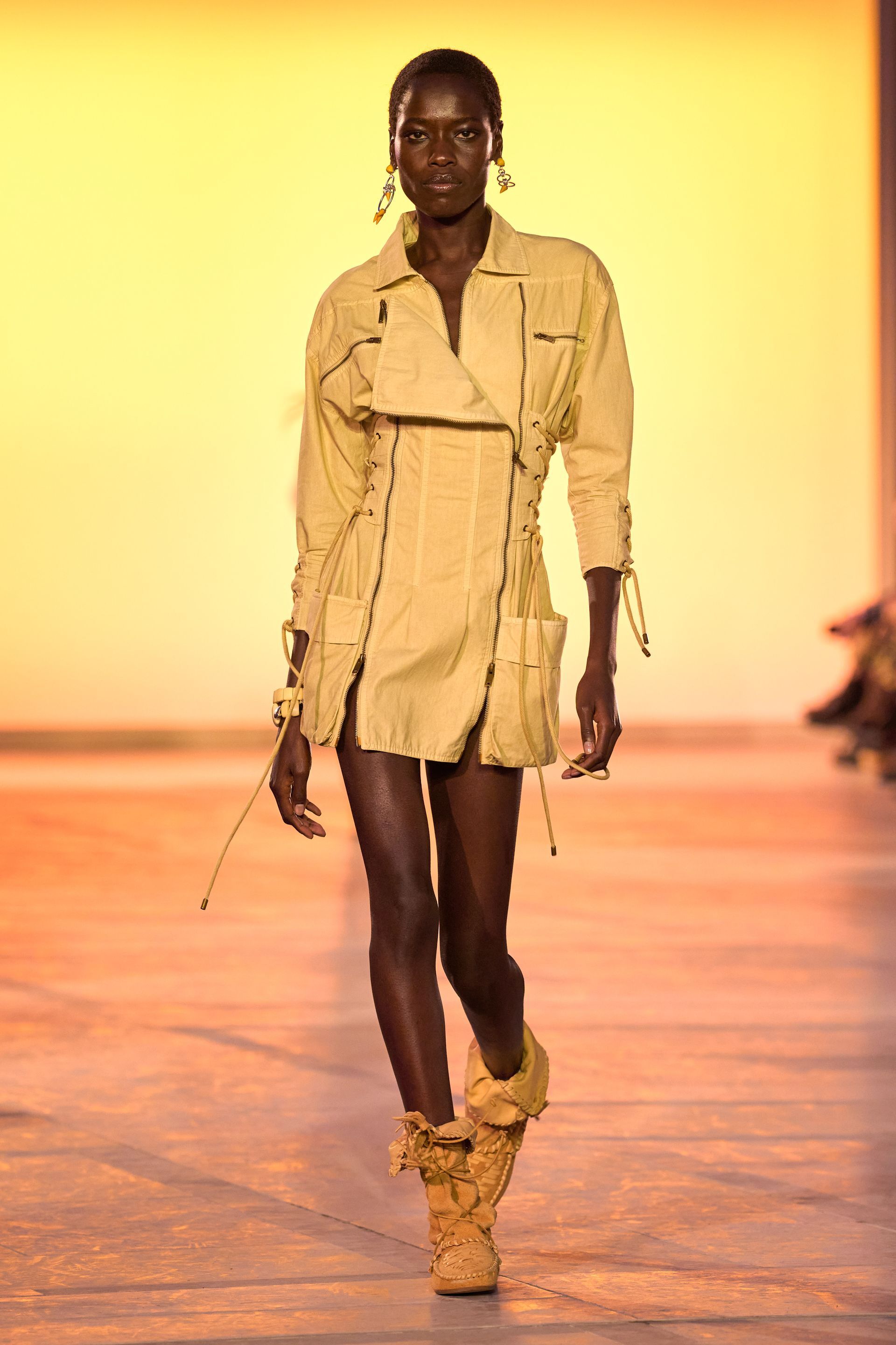 Өнгөт арьст, богино үст моделиуд энэ жилийн голлох загварыг өмслөө (фото 7)