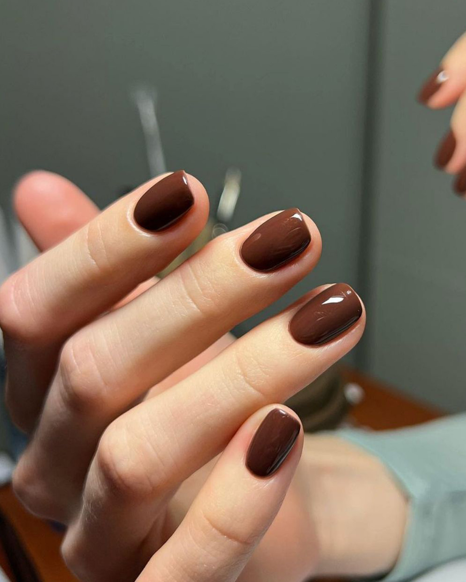 Энэ өвлийн маникюрын тренд: Супер богино хумс (фото 6)