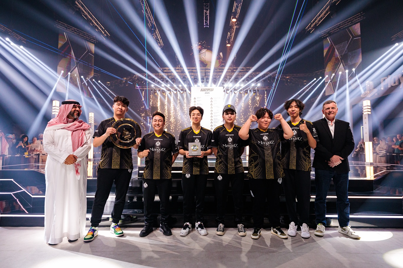 Exclusive: The MongolZ багийн Esports World Cup 2025 аваргын цом Монголд ирлээ (фото 1)