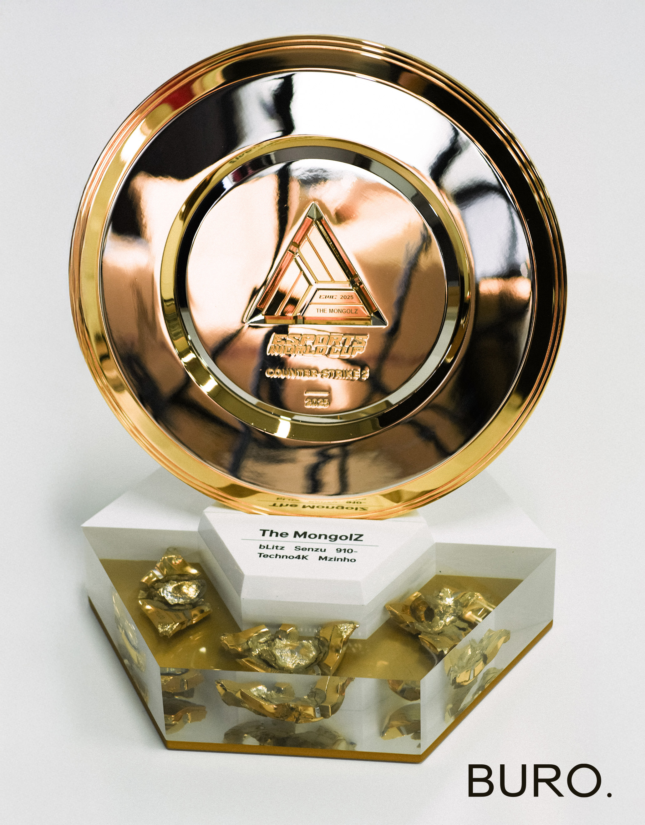 Exclusive: The MongolZ багийн Esports World Cup 2025 аваргын цом Монголд ирлээ (фото 3)