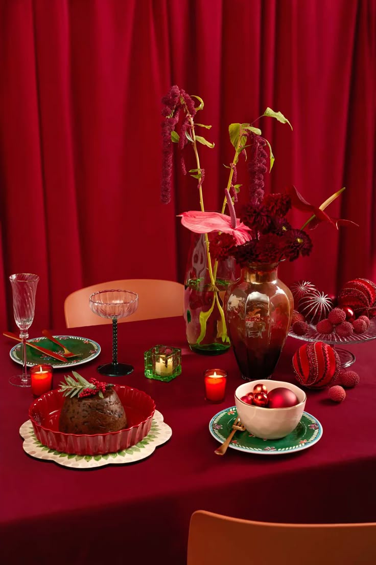 Шинэ жилийн баярын ширээгээ улаан өнгөөр чимэглээрэй (фото 1)