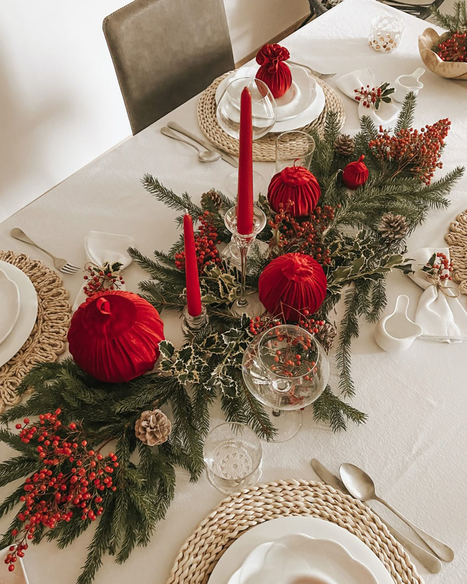 Шинэ жилийн баярын ширээгээ улаан өнгөөр чимэглээрэй (фото 6)