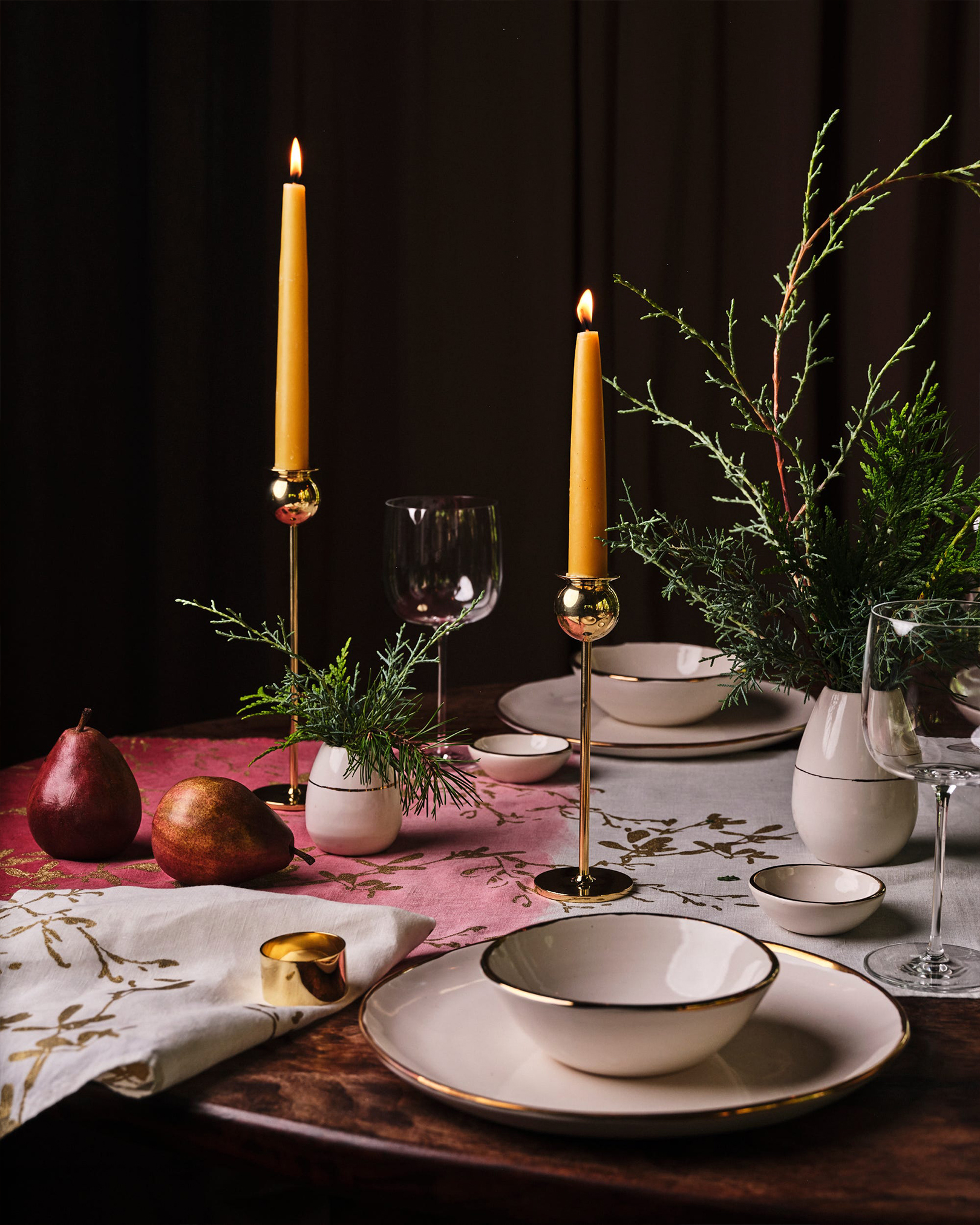 Шинэ жилийн баярын ширээгээ улаан өнгөөр чимэглээрэй (фото 7)