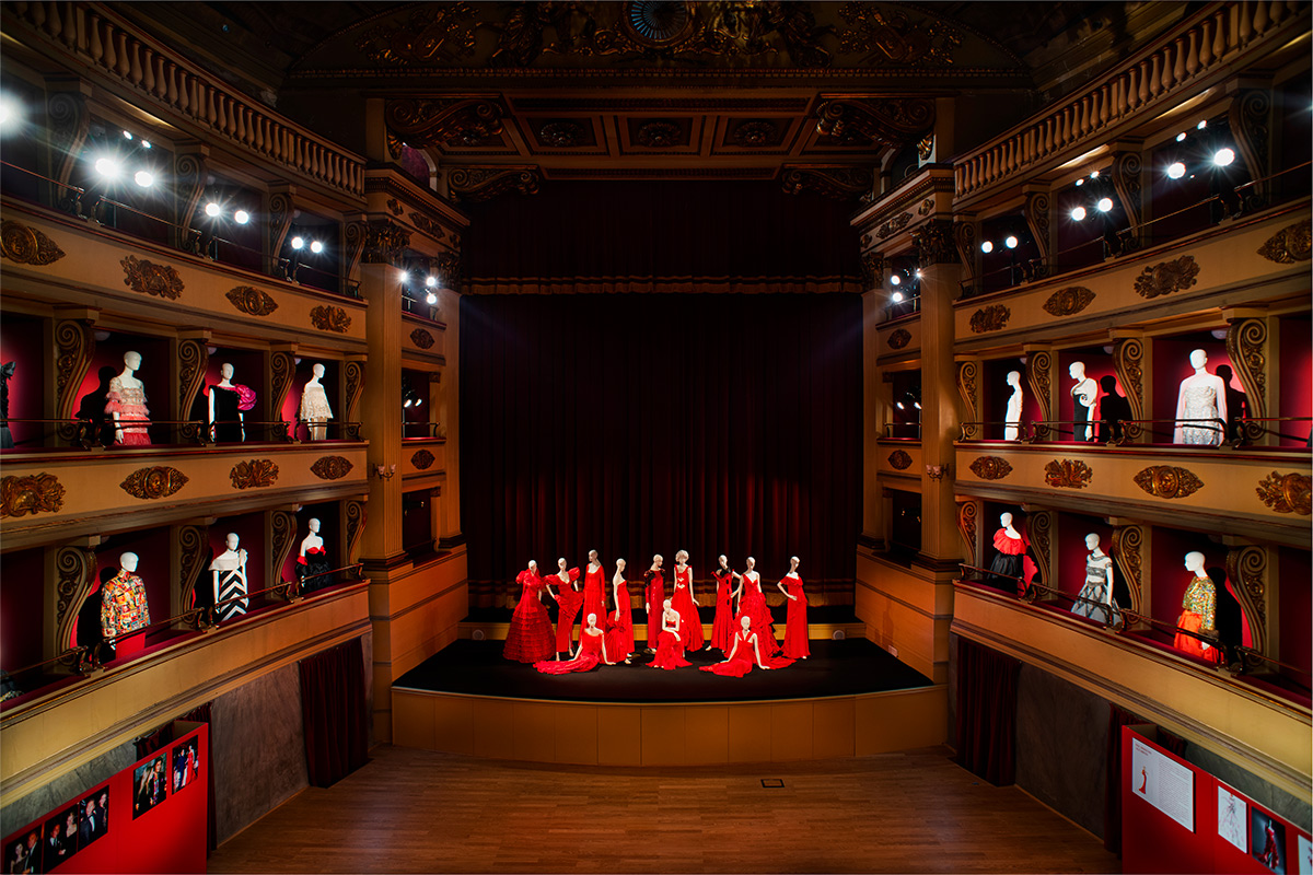 Валентино Гаравани гэж хэн бэ? Түүний хувцас загварт оруулсан хувь нэмэр (фото 23)