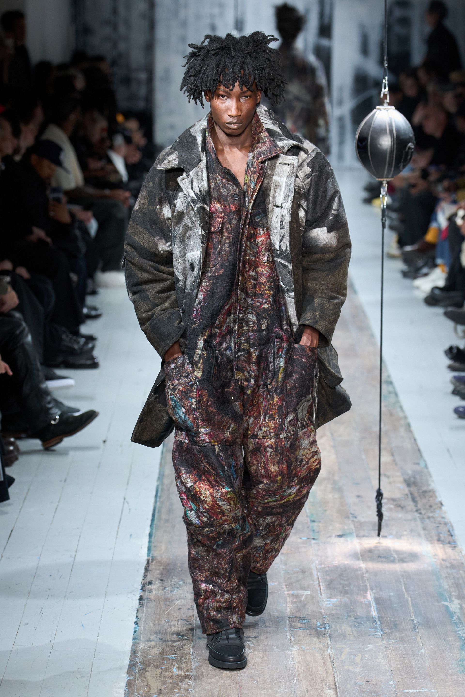 Парисын 2026/27 намар-өвлийн эрэгтэй хувцас загварын долоо хоног (фото 93)