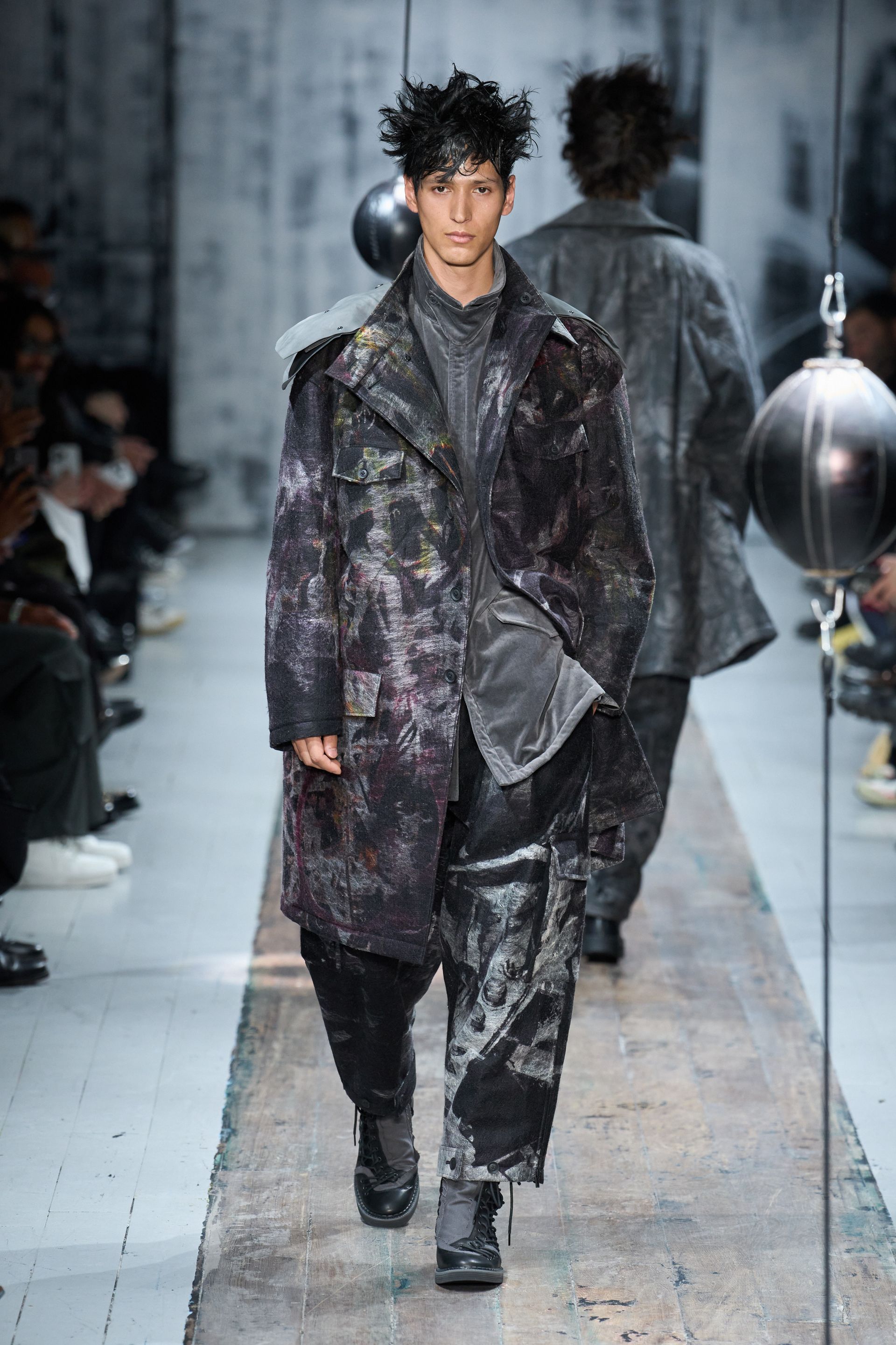 Парисын 2026/27 намар-өвлийн эрэгтэй хувцас загварын долоо хоног (фото 89)