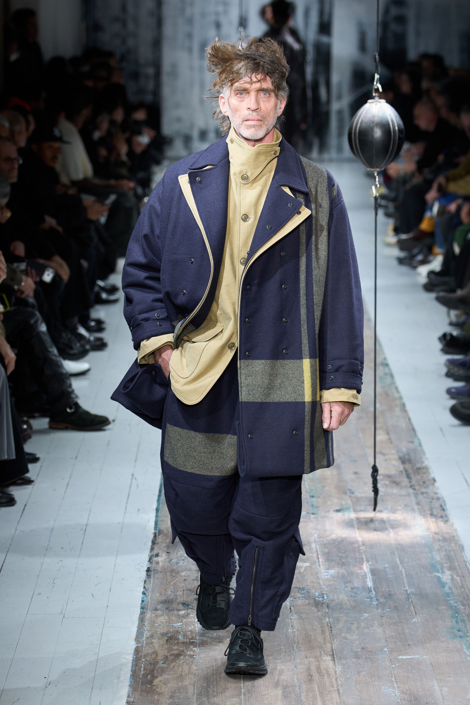 Парисын 2026/27 намар-өвлийн эрэгтэй хувцас загварын долоо хоног (фото 88)