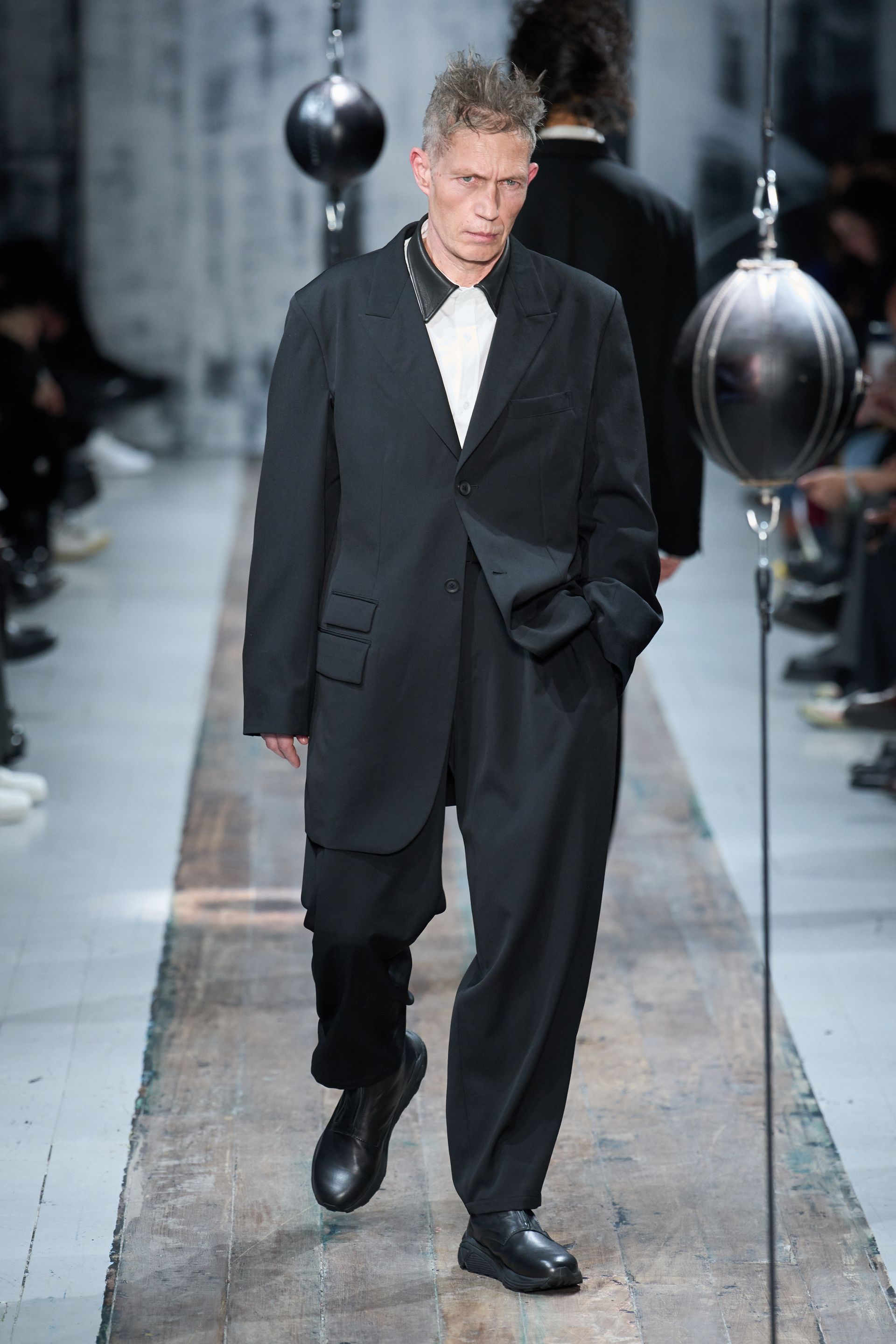 Парисын 2026/27 намар-өвлийн эрэгтэй хувцас загварын долоо хоног (фото 82)