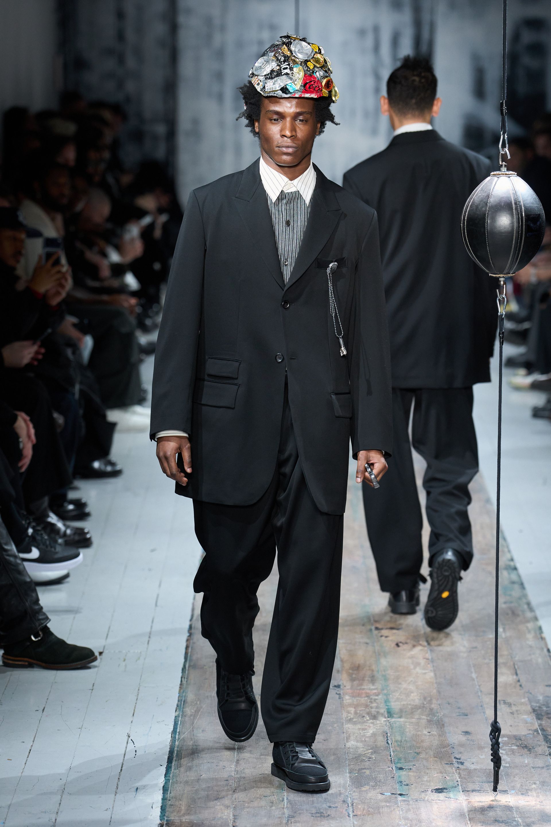 Парисын 2026/27 намар-өвлийн эрэгтэй хувцас загварын долоо хоног (фото 80)