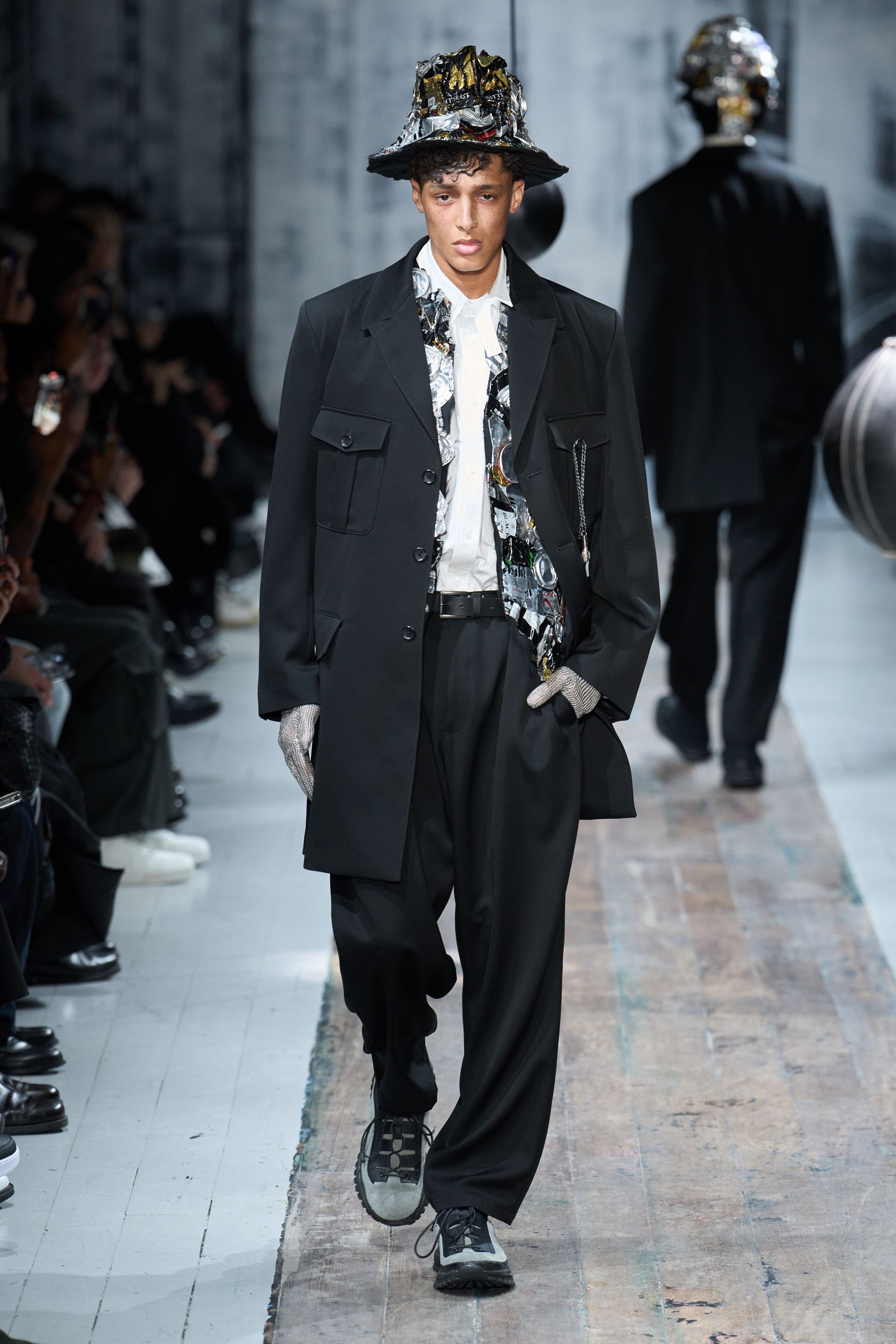 Парисын 2026/27 намар-өвлийн эрэгтэй хувцас загварын долоо хоног (фото 79)