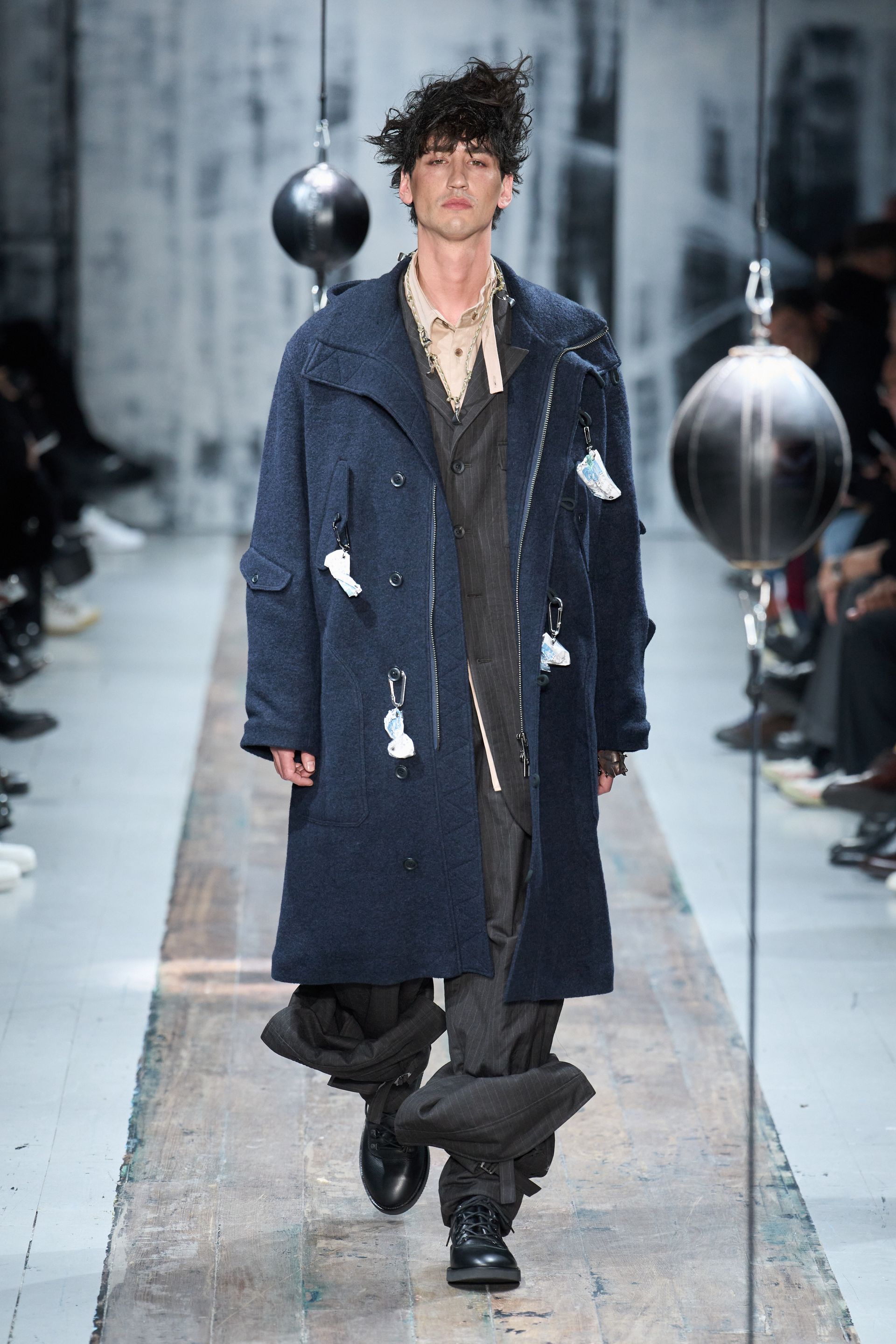 Парисын 2026/27 намар-өвлийн эрэгтэй хувцас загварын долоо хоног (фото 78)