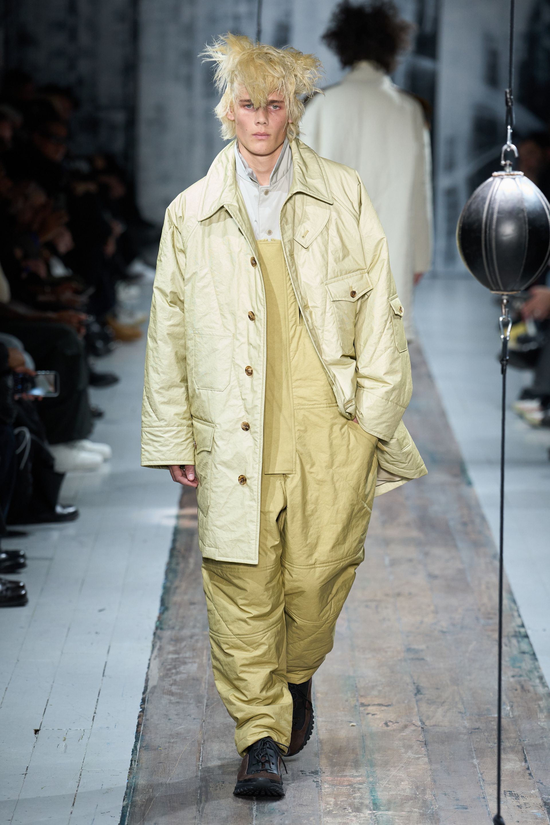 Парисын 2026/27 намар-өвлийн эрэгтэй хувцас загварын долоо хоног (фото 69)