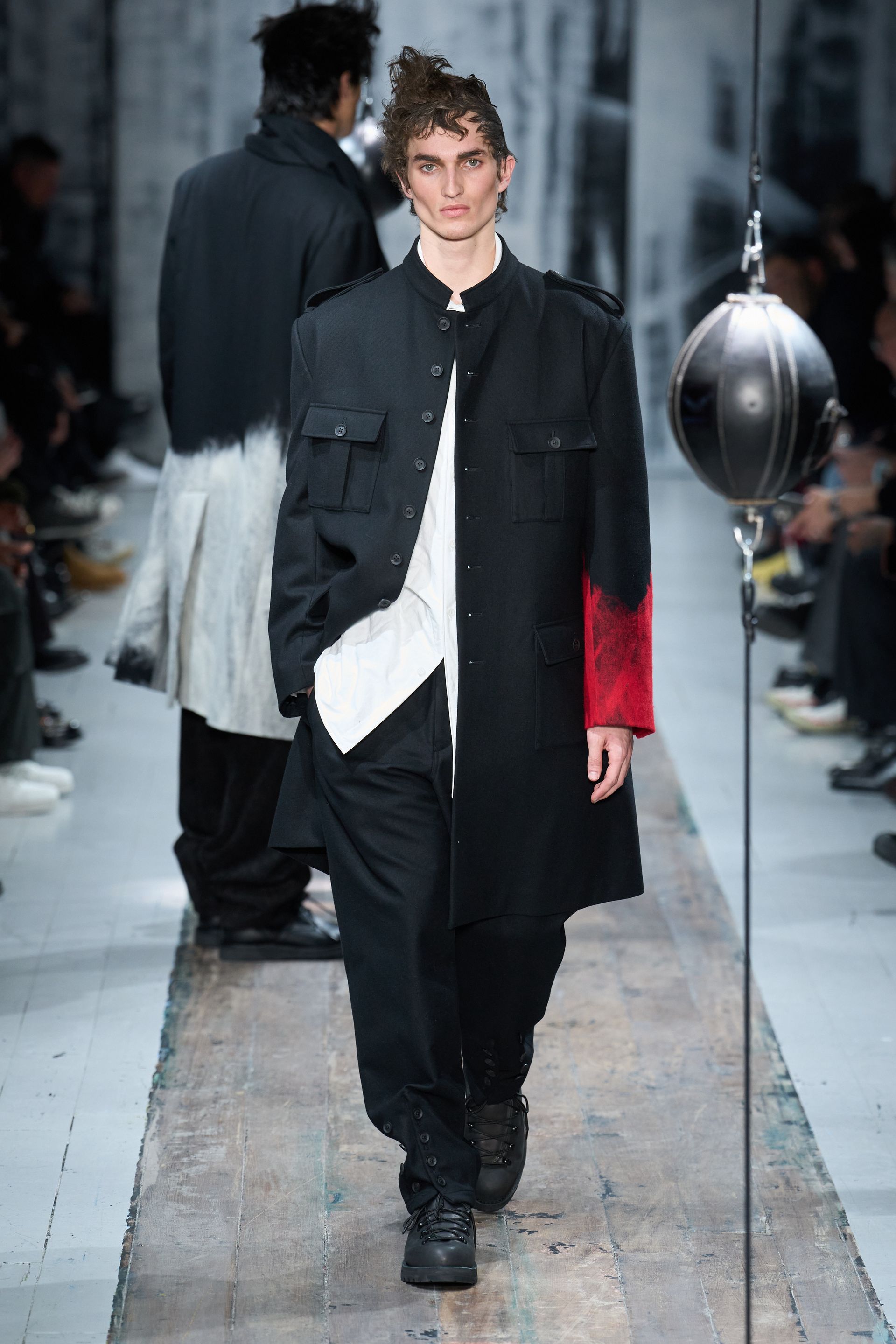 Парисын 2026/27 намар-өвлийн эрэгтэй хувцас загварын долоо хоног (фото 64)