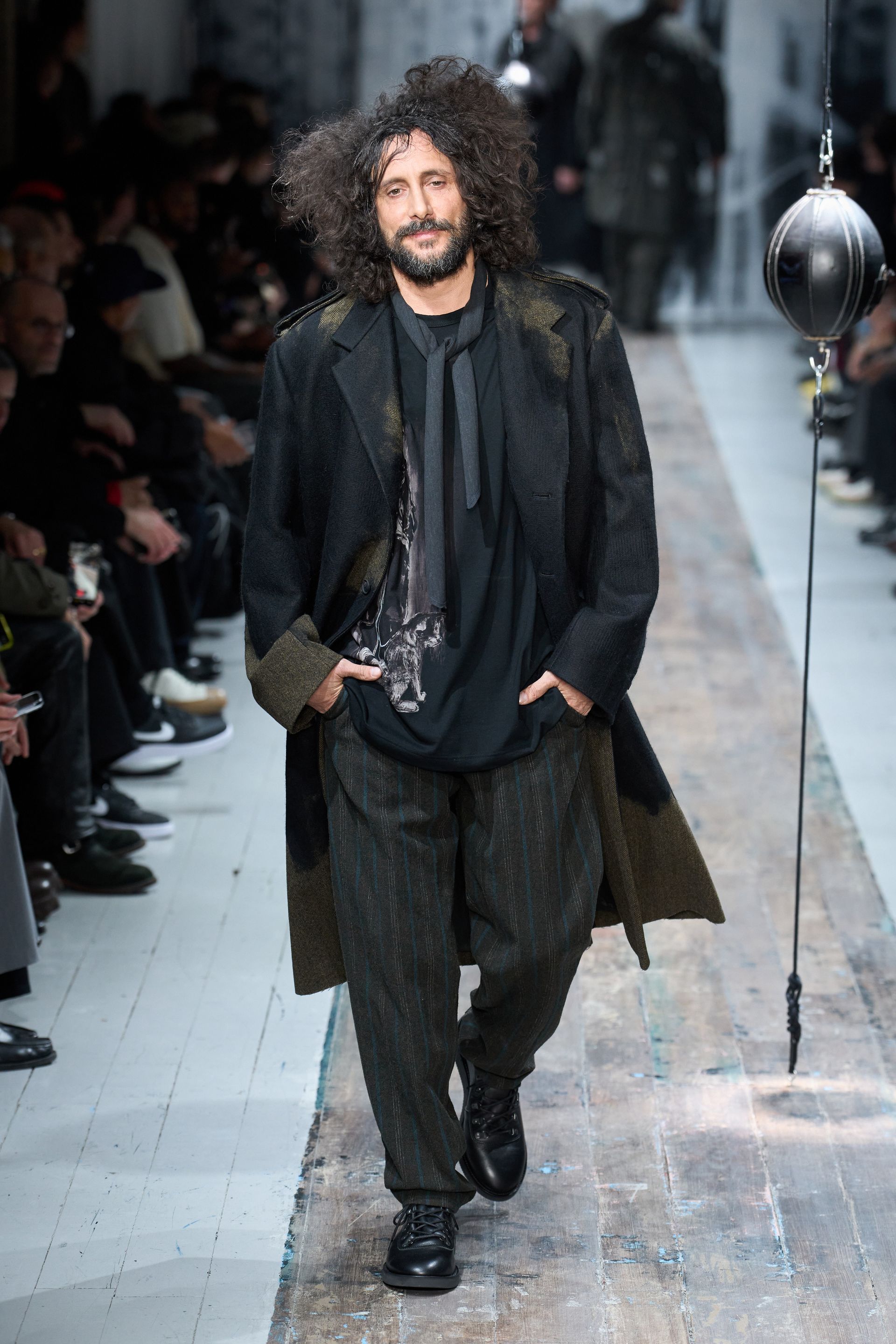 Парисын 2026/27 намар-өвлийн эрэгтэй хувцас загварын долоо хоног (фото 67)