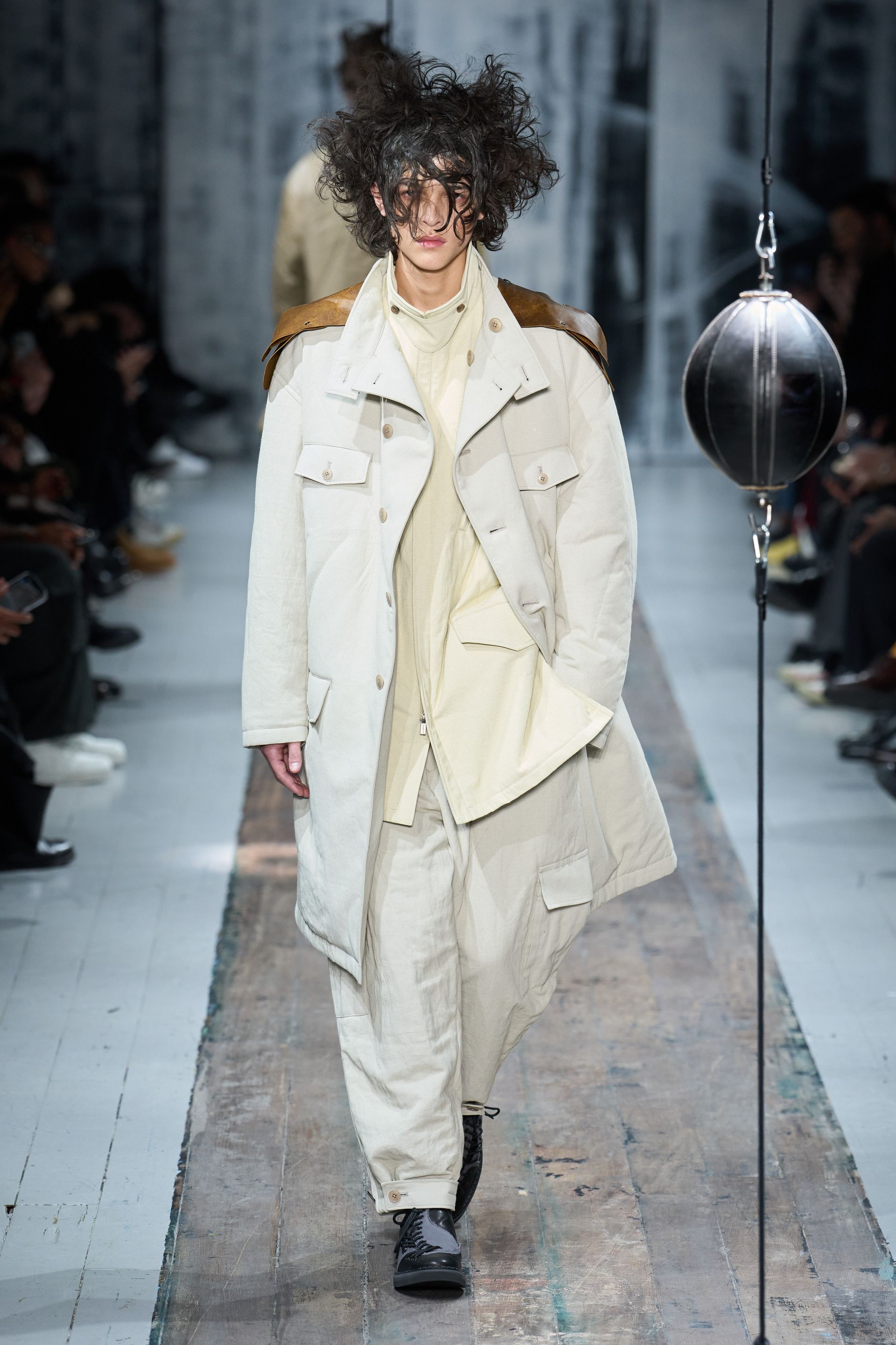 Парисын 2026/27 намар-өвлийн эрэгтэй хувцас загварын долоо хоног (фото 70)