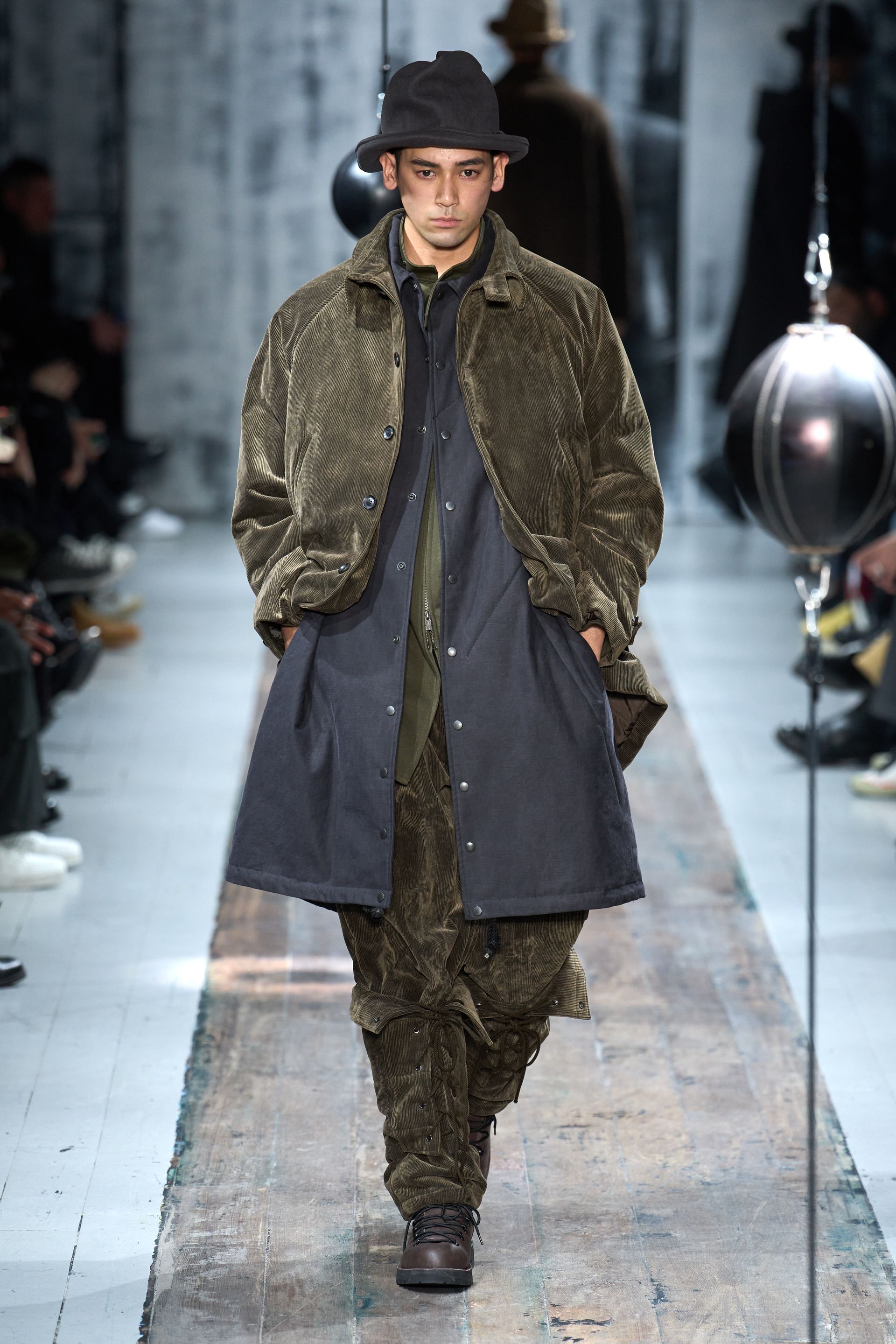 Парисын 2026/27 намар-өвлийн эрэгтэй хувцас загварын долоо хоног (фото 61)