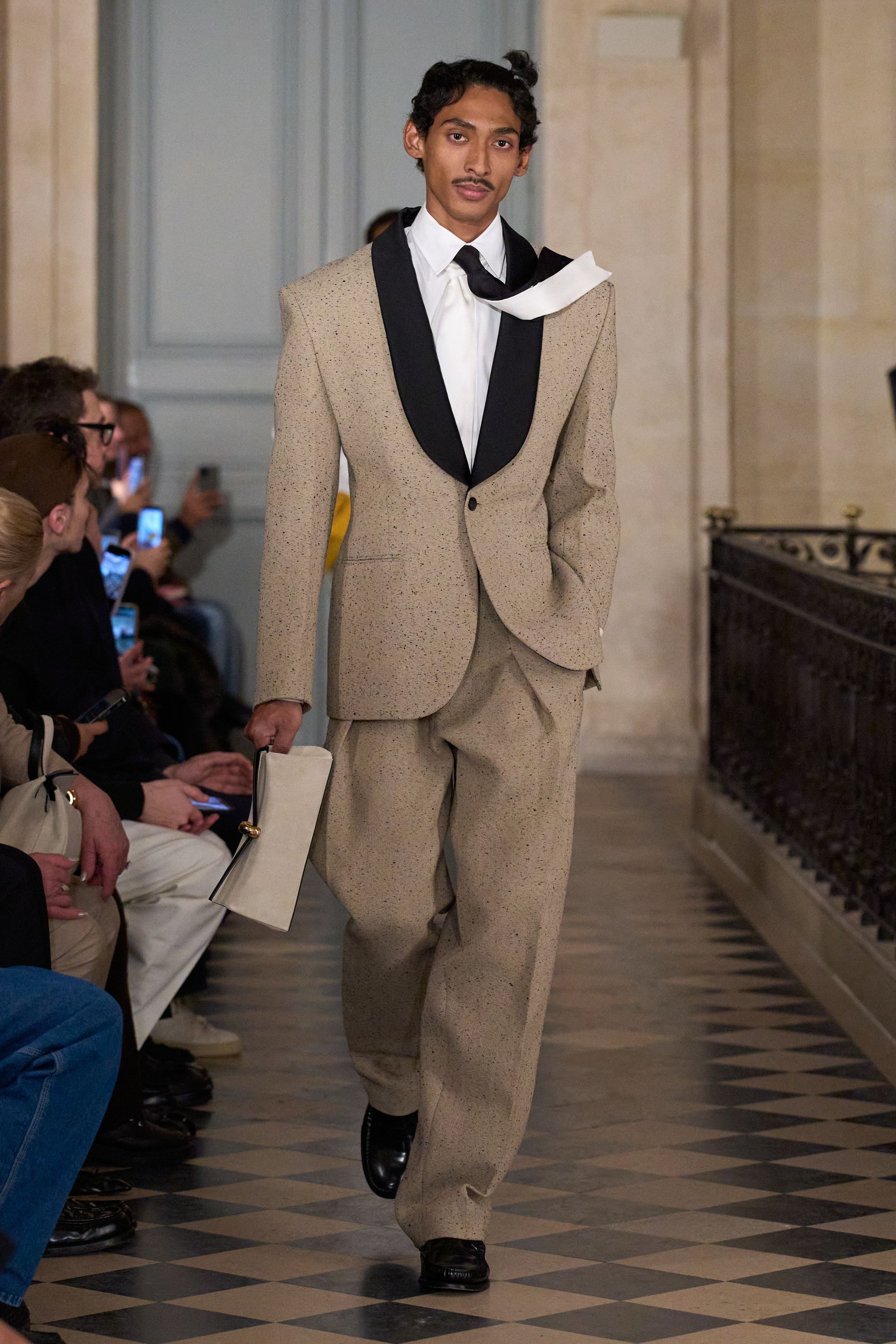 Парисын 2026/27 намар-өвлийн эрэгтэй хувцас загварын долоо хоног (фото 164)