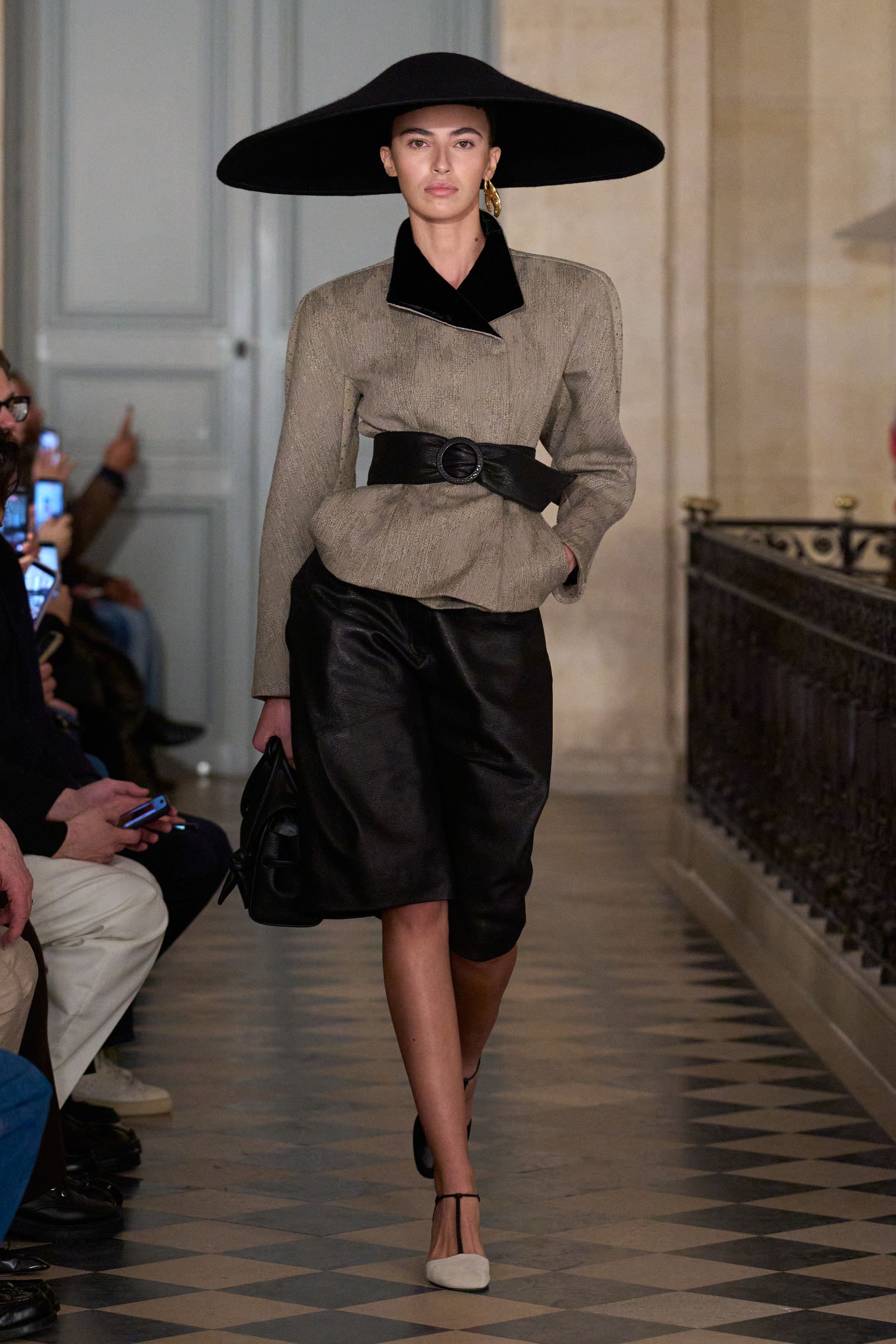 Парисын 2026/27 намар-өвлийн эрэгтэй хувцас загварын долоо хоног (фото 158)