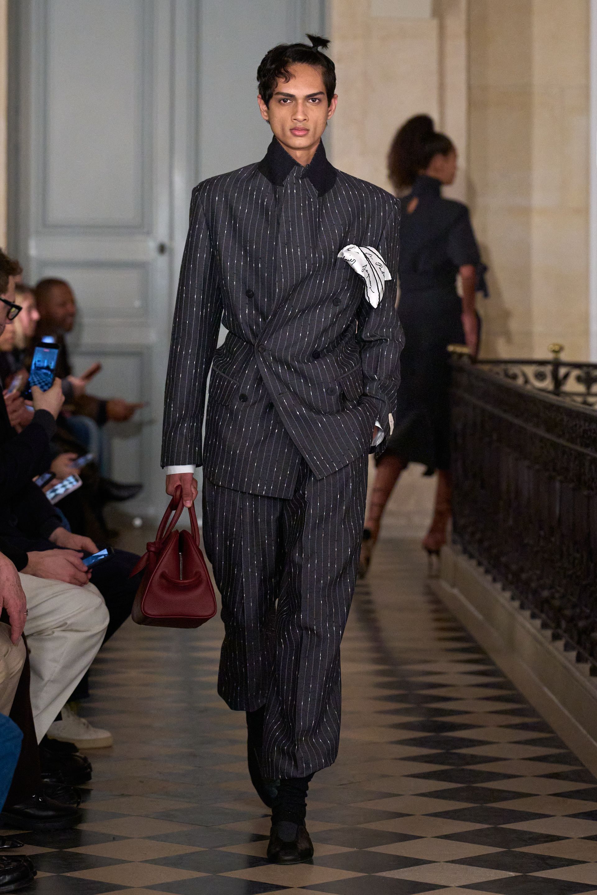 Парисын 2026/27 намар-өвлийн эрэгтэй хувцас загварын долоо хоног (фото 149)