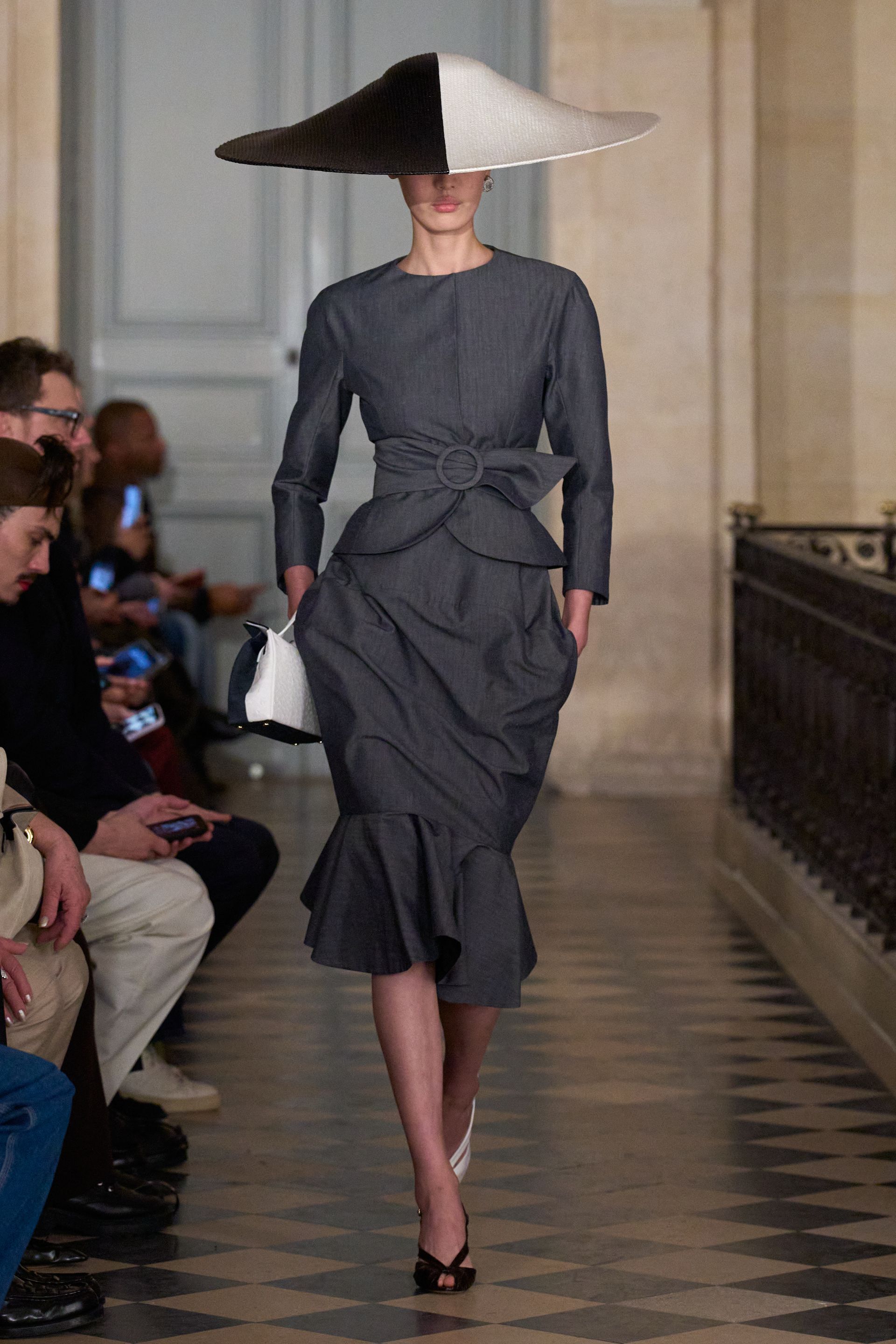 Парисын 2026/27 намар-өвлийн эрэгтэй хувцас загварын долоо хоног (фото 146)