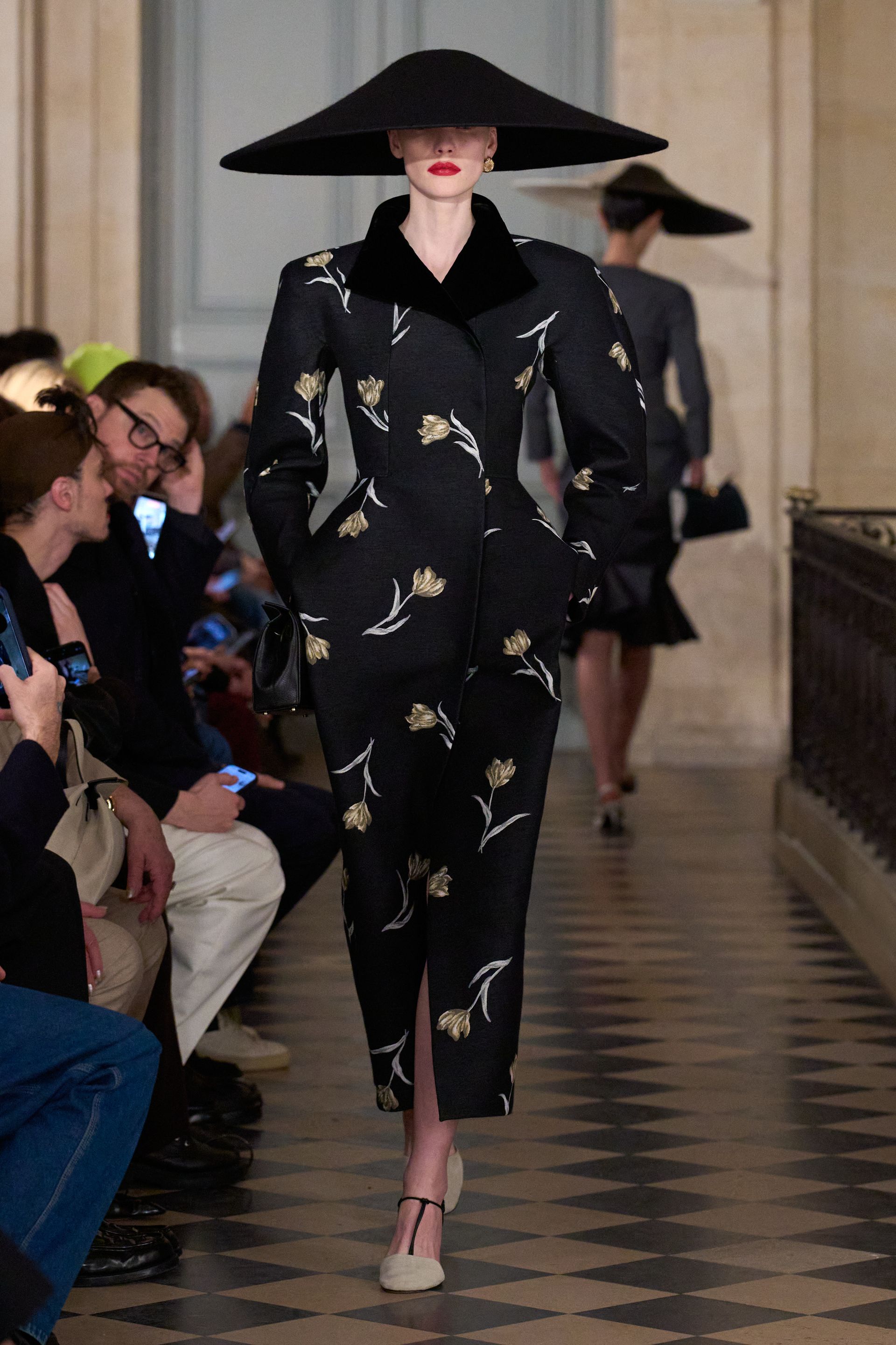 Парисын 2026/27 намар-өвлийн эрэгтэй хувцас загварын долоо хоног (фото 144)