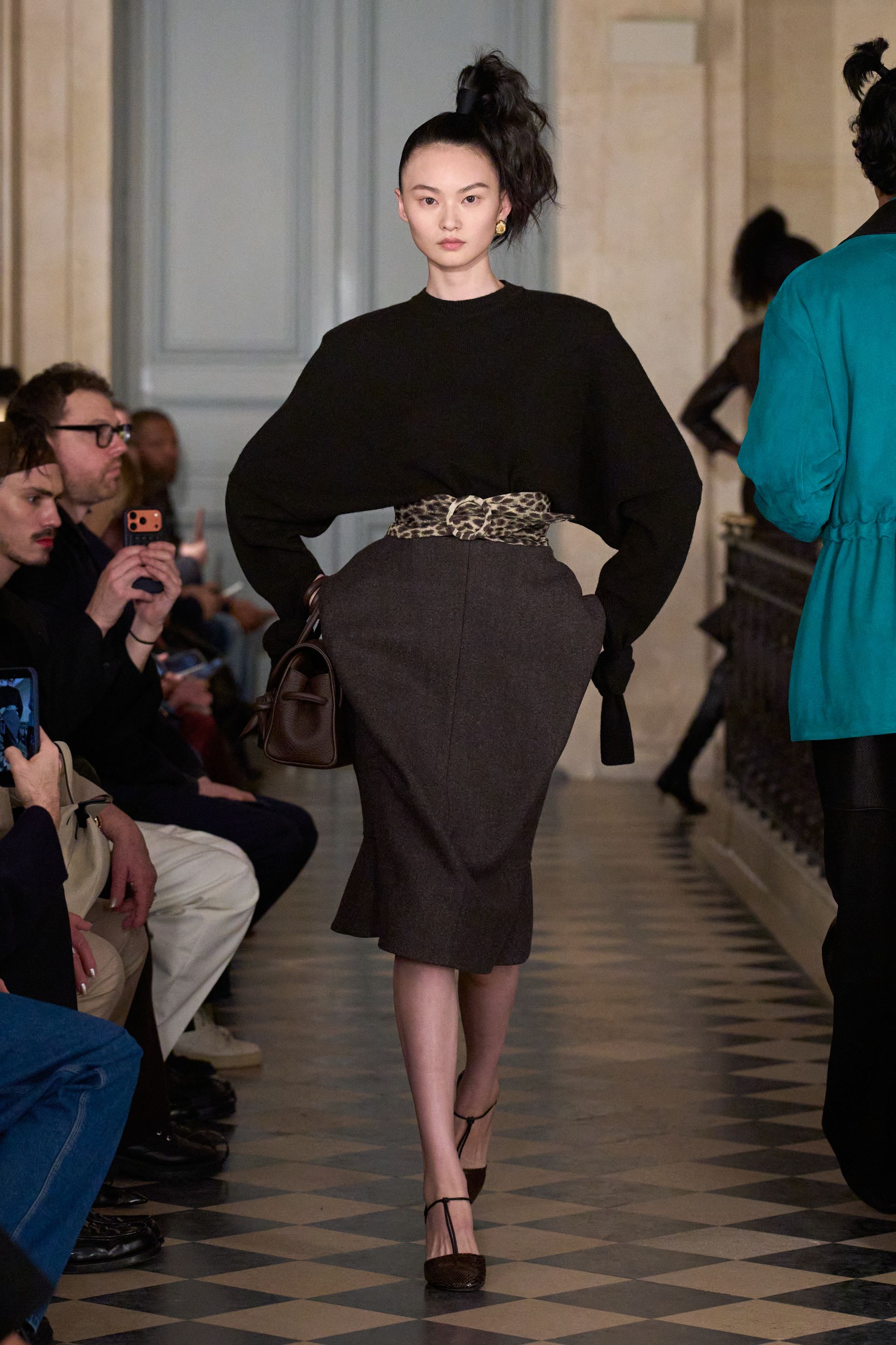 Парисын 2026/27 намар-өвлийн эрэгтэй хувцас загварын долоо хоног (фото 139)