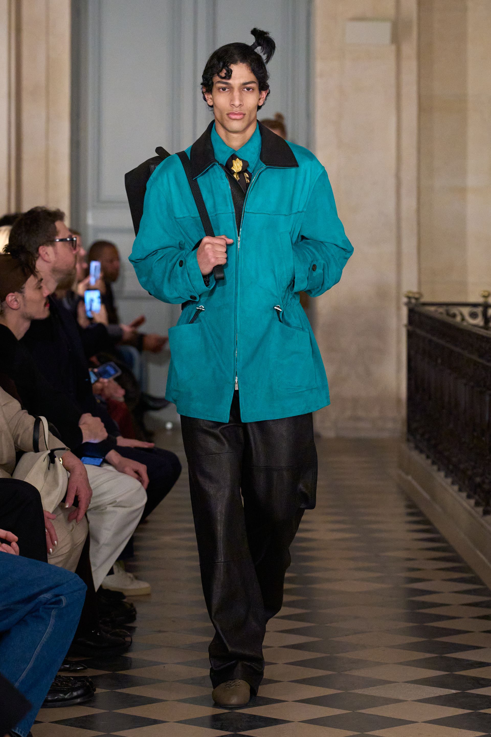 Парисын 2026/27 намар-өвлийн эрэгтэй хувцас загварын долоо хоног (фото 141)