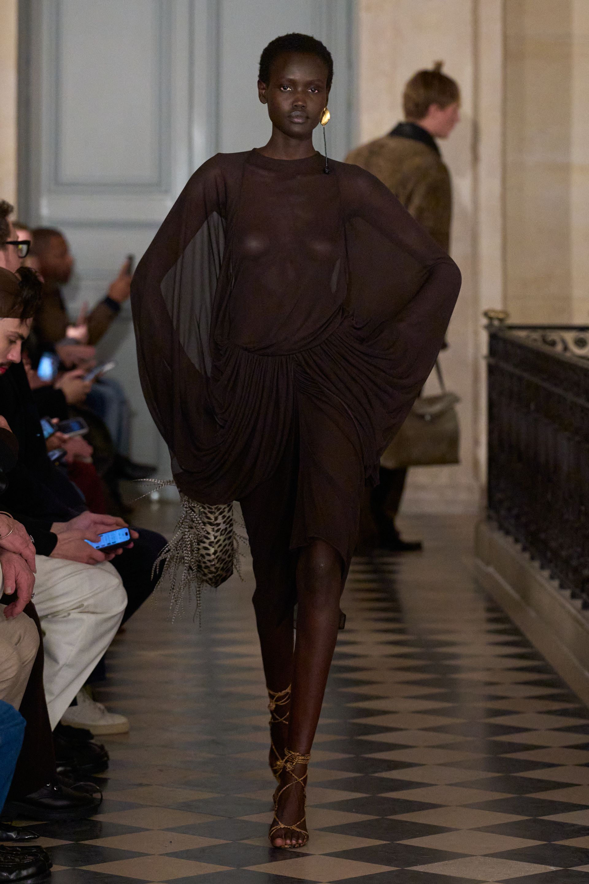 Парисын 2026/27 намар-өвлийн эрэгтэй хувцас загварын долоо хоног (фото 138)