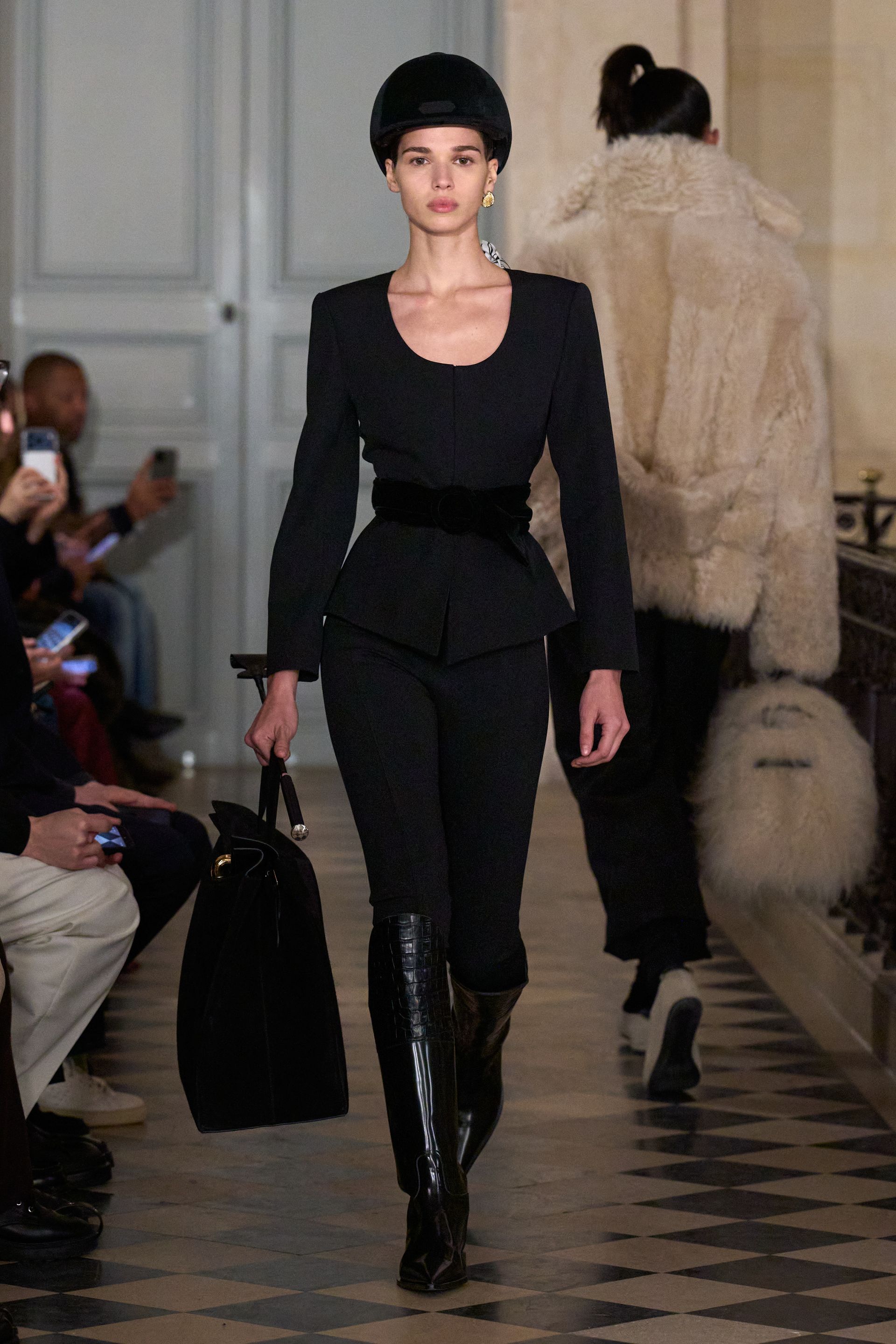 Парисын 2026/27 намар-өвлийн эрэгтэй хувцас загварын долоо хоног (фото 127)