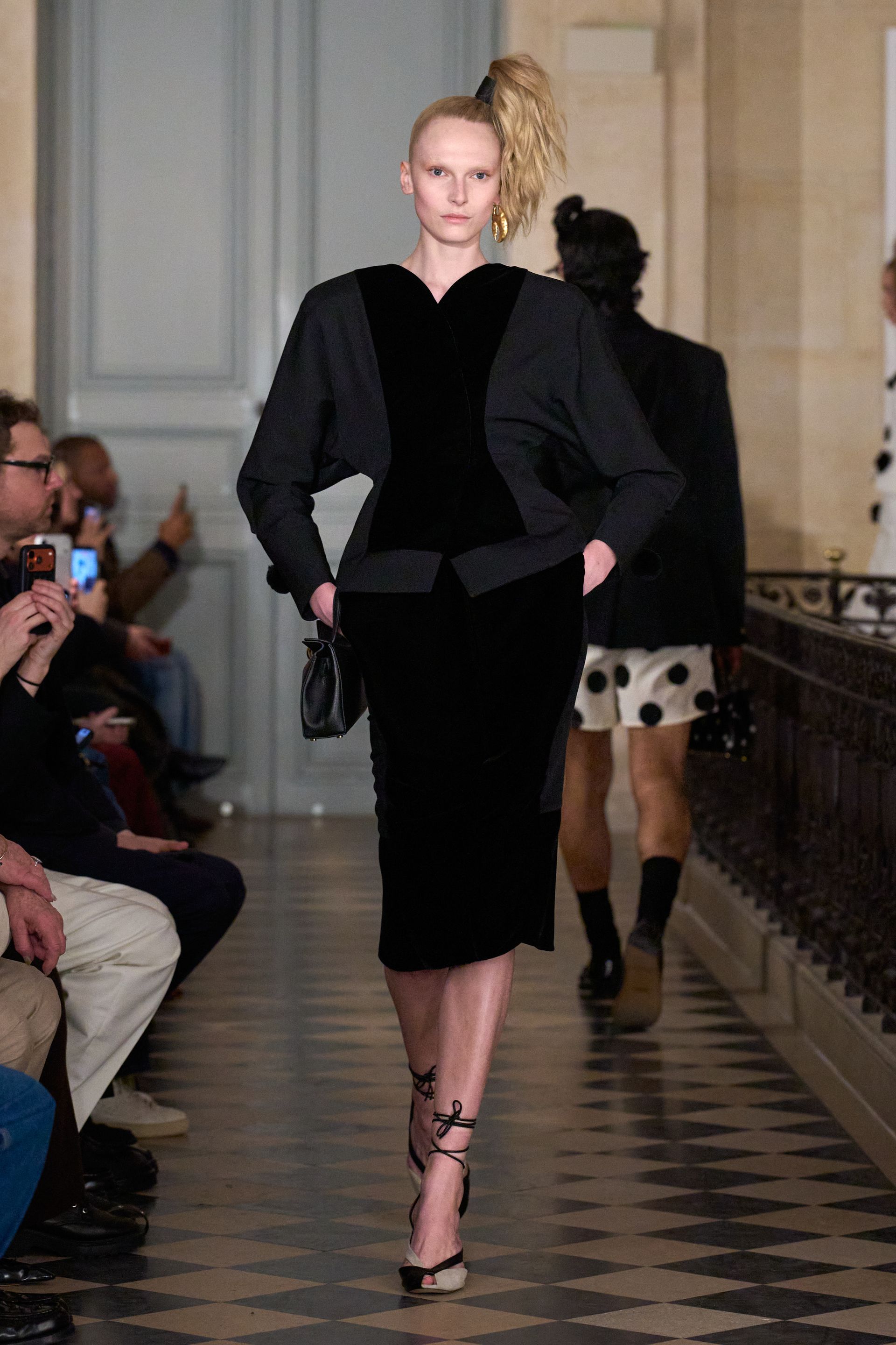 Парисын 2026/27 намар-өвлийн эрэгтэй хувцас загварын долоо хоног (фото 124)