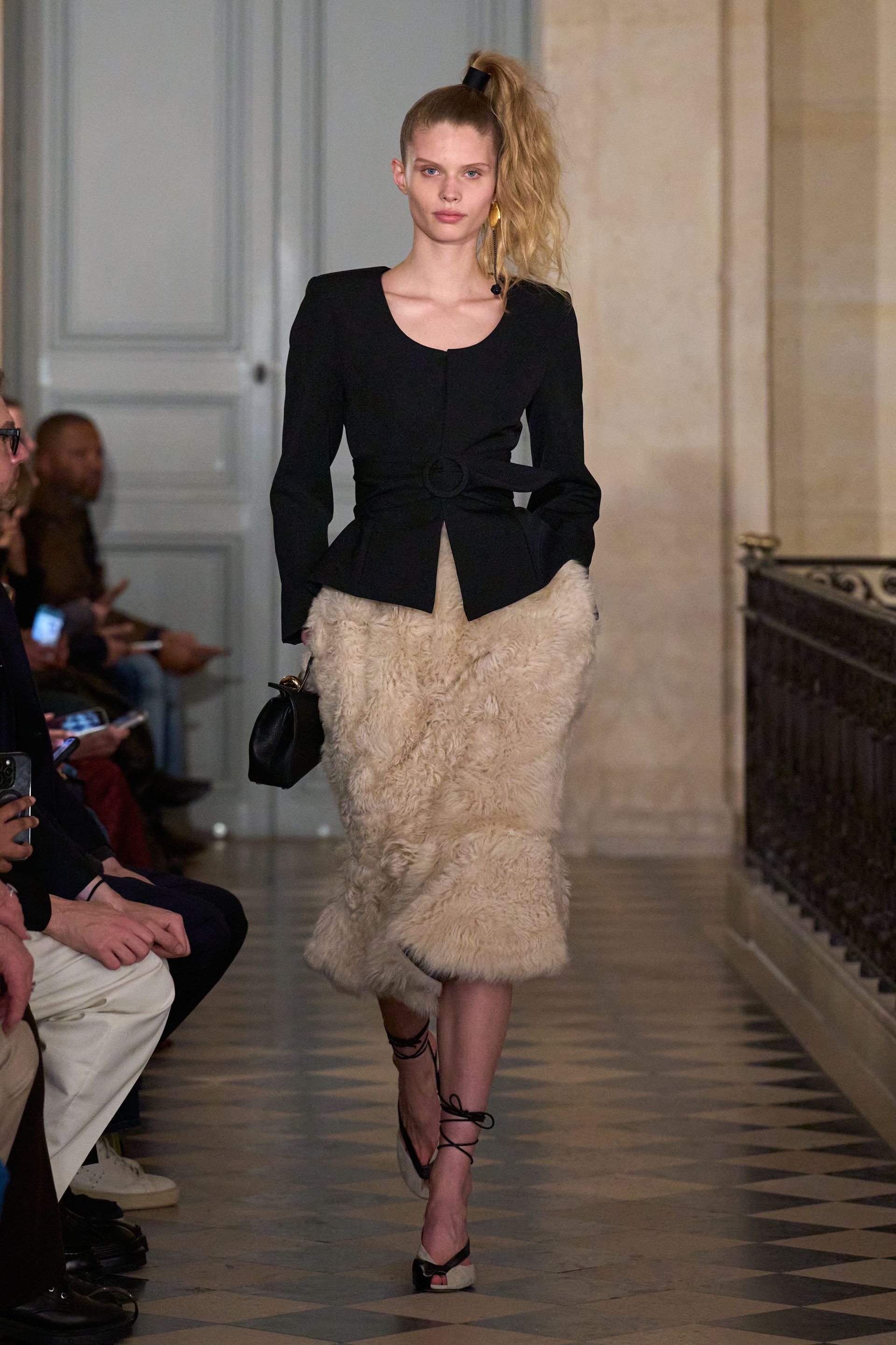 Парисын 2026/27 намар-өвлийн эрэгтэй хувцас загварын долоо хоног (фото 131)