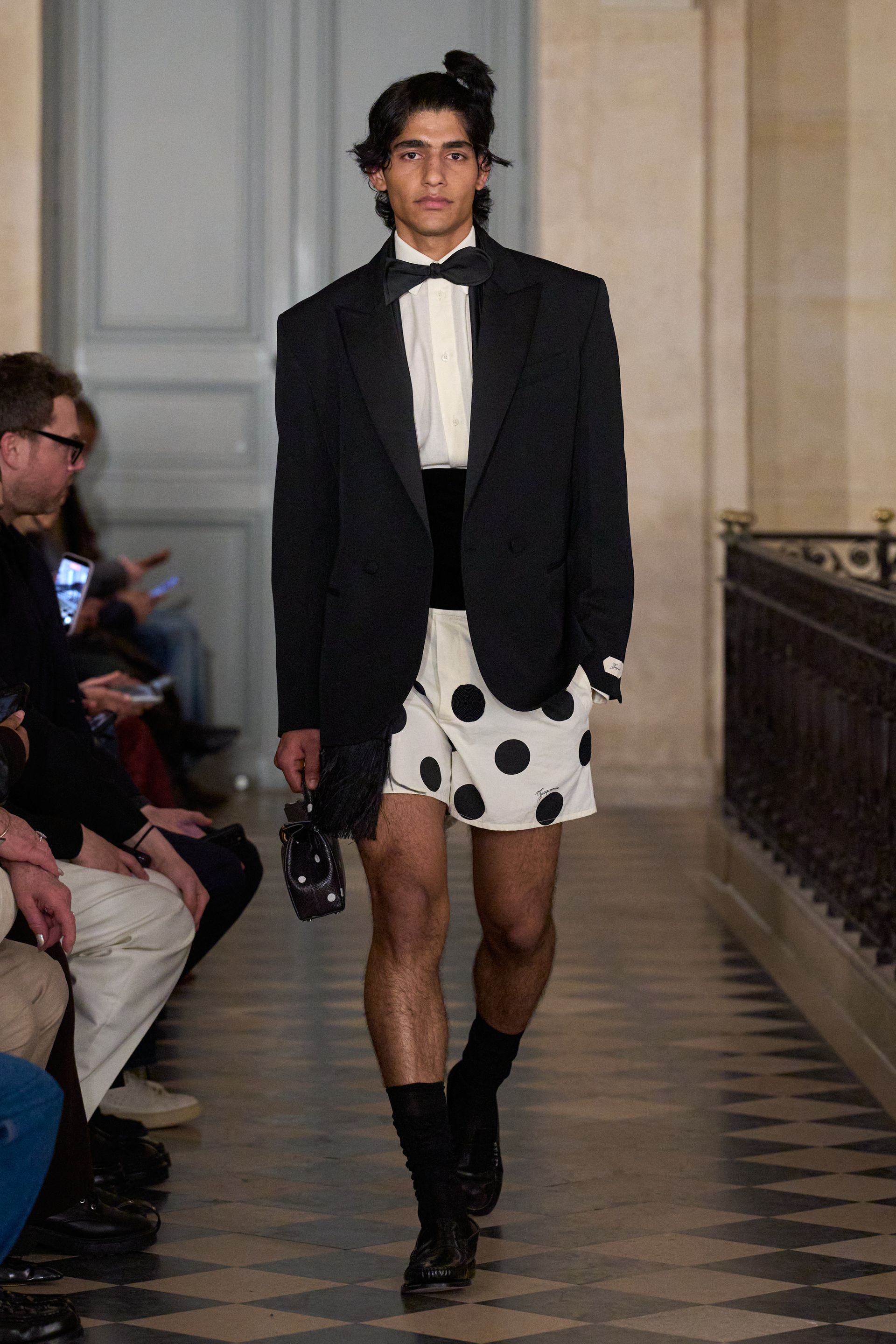 Парисын 2026/27 намар-өвлийн эрэгтэй хувцас загварын долоо хоног (фото 125)